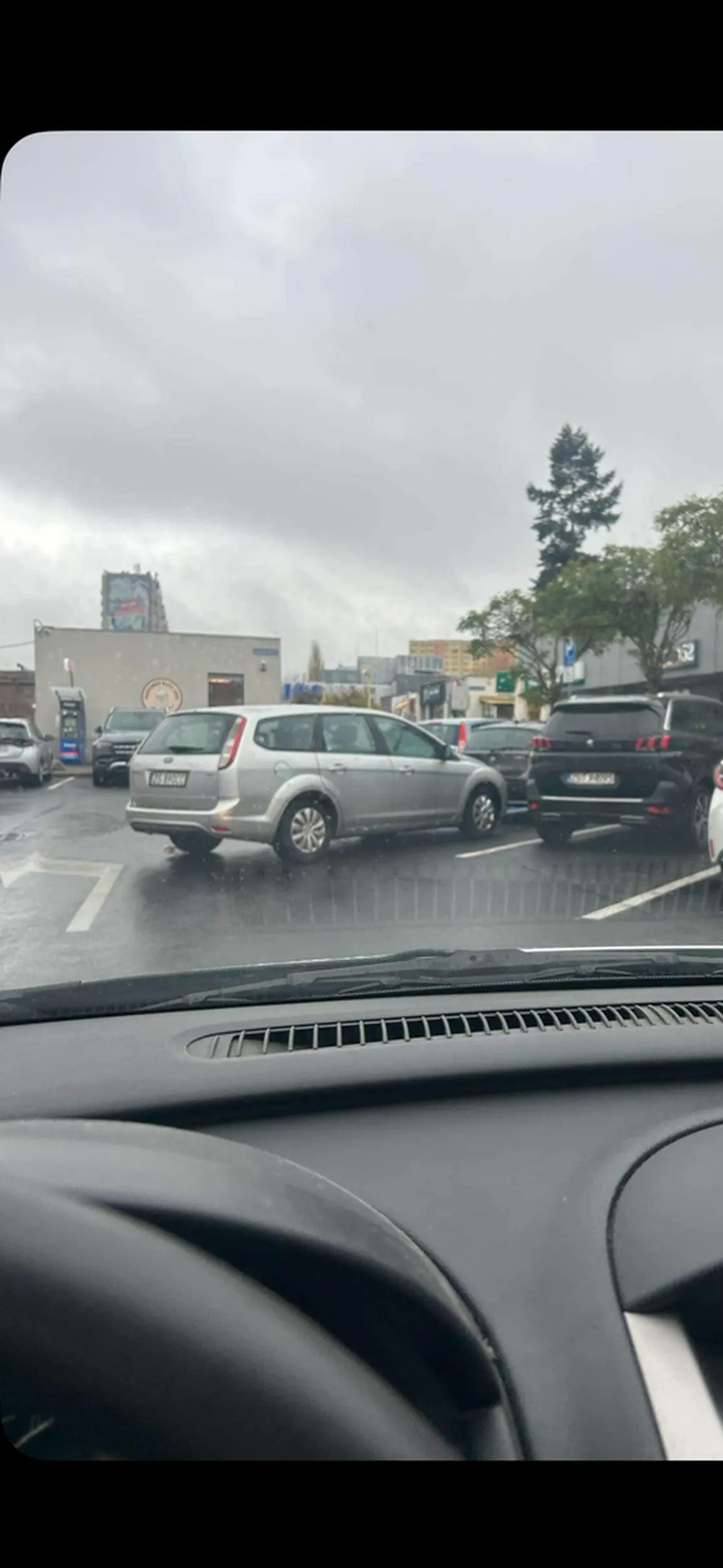 Mistrzem jesteś ziomeczku. Jak masz niepełnosprawność umysłowa to przesiądź się na komunikację miejska