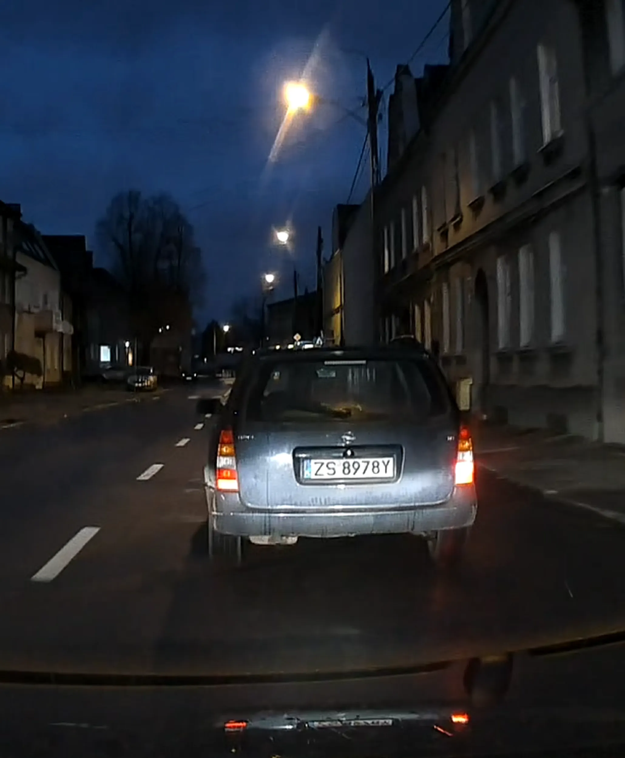 Dziadzia wentyl specjalnie jedzie wolniej i tamuje ruch