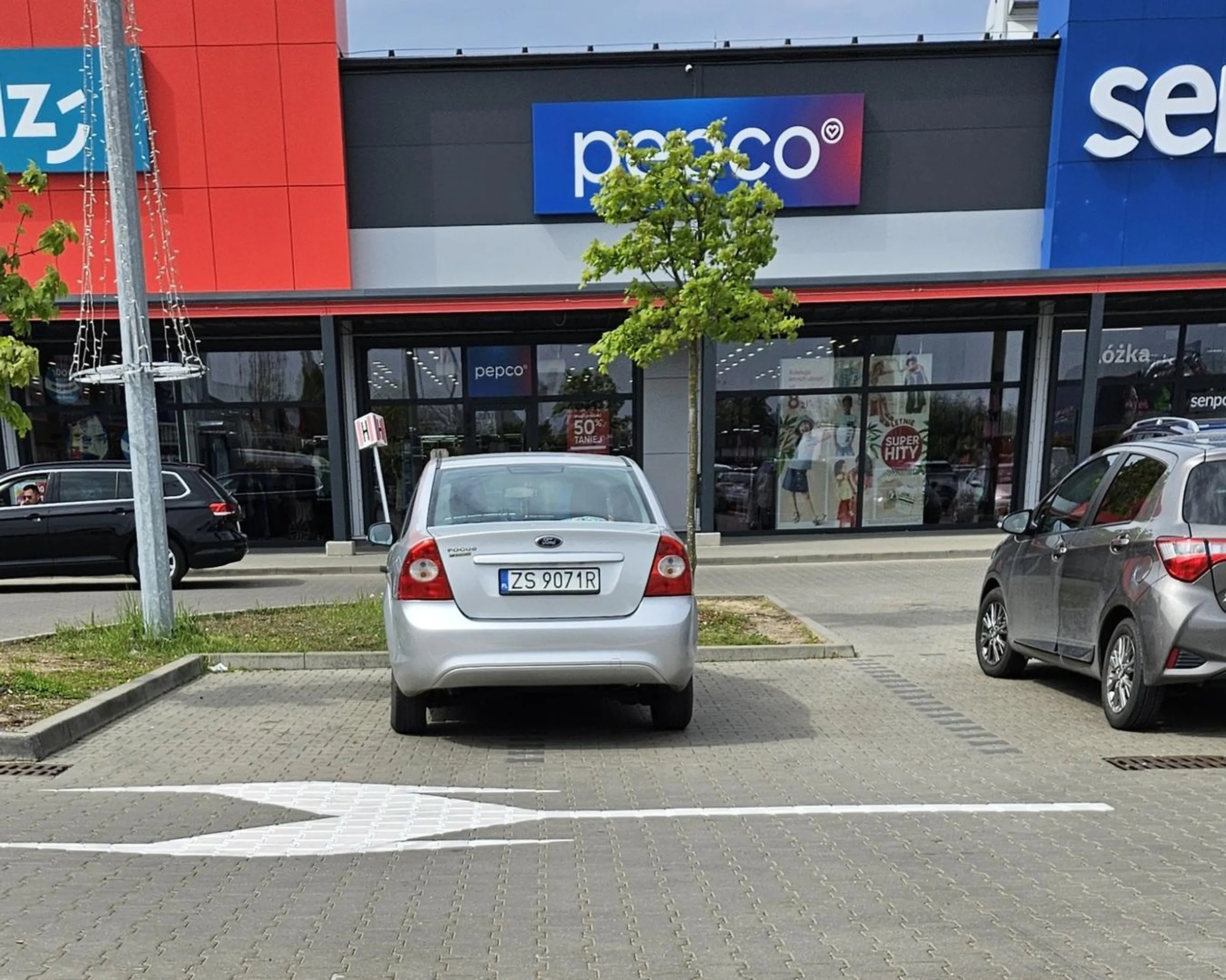 Ewidentnie pani z tego auta powinna podejść do szkółki i wykupić sobie godziny na naukę parkowania. Współczuje.  nie sztuką jest łeb odwrócić w drugą stronę i udawać, że się nie słyszy