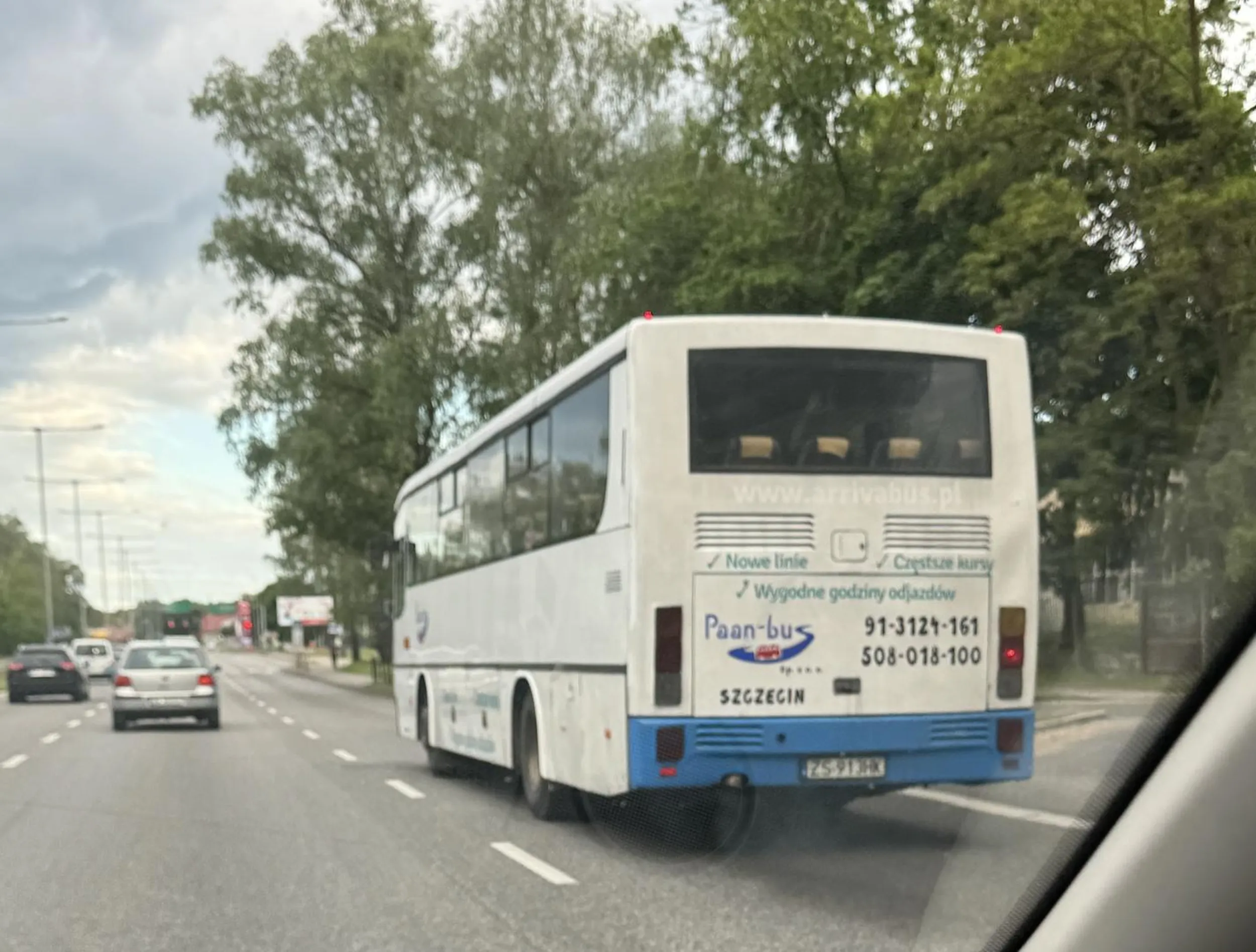 Braki w oświetleniu , a z tyłu idzie się udusić od smrodu spalin , tragiczny autobus