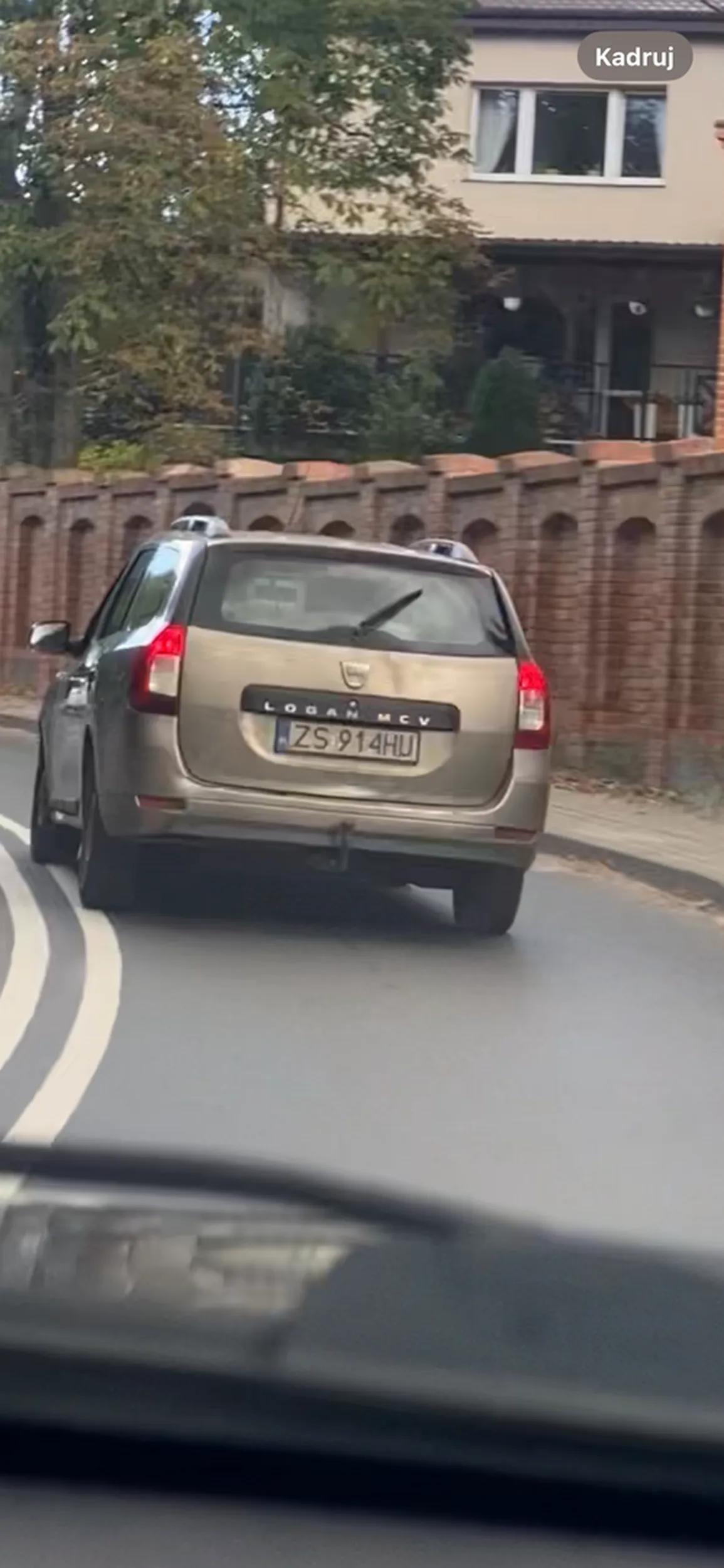 Cwaniaczek wymusza na rondzie, a potem przyhamowuje przed maską. Radzę uważać, z jazdą ma problemy, z kulturą również.