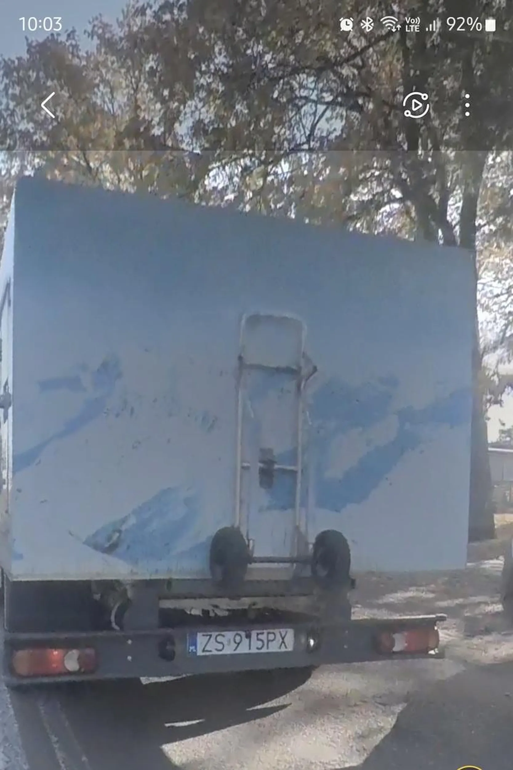 Ten człowiek kiedyś kogoś zabije.Jedzie na zderzaku, przez zabudowany ile fabryka dała.Pracodawco, wyrzuć go , póki jeszcze kogoś nie zabił!!(Sytuacja z piątku 25.10.2024, trasa Golczewo-Nowogard, około 13⁰⁰)