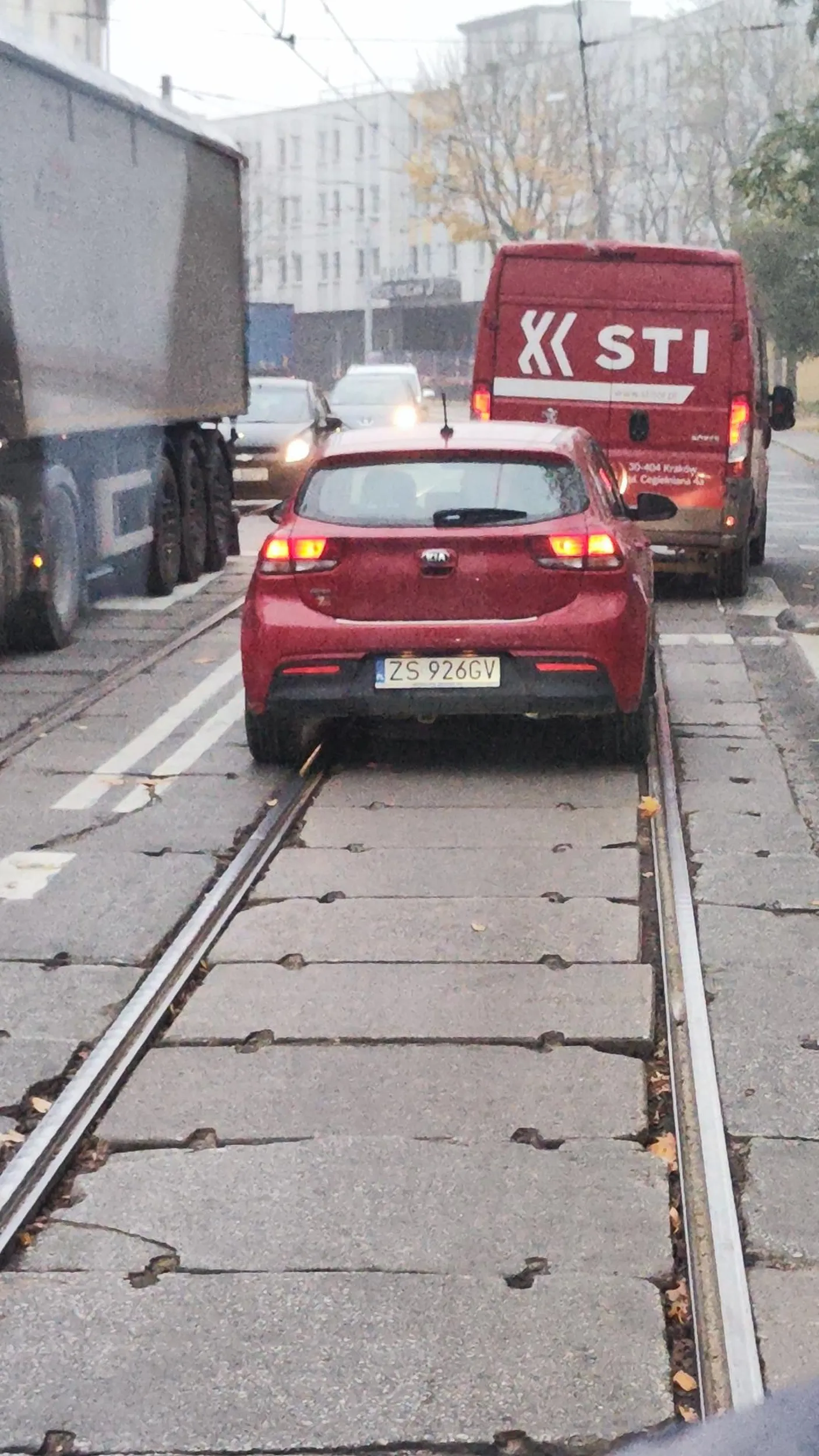 Szczecin uważać, kobieta wymusza pierwszeństwa przejazdu na innych samochodach.