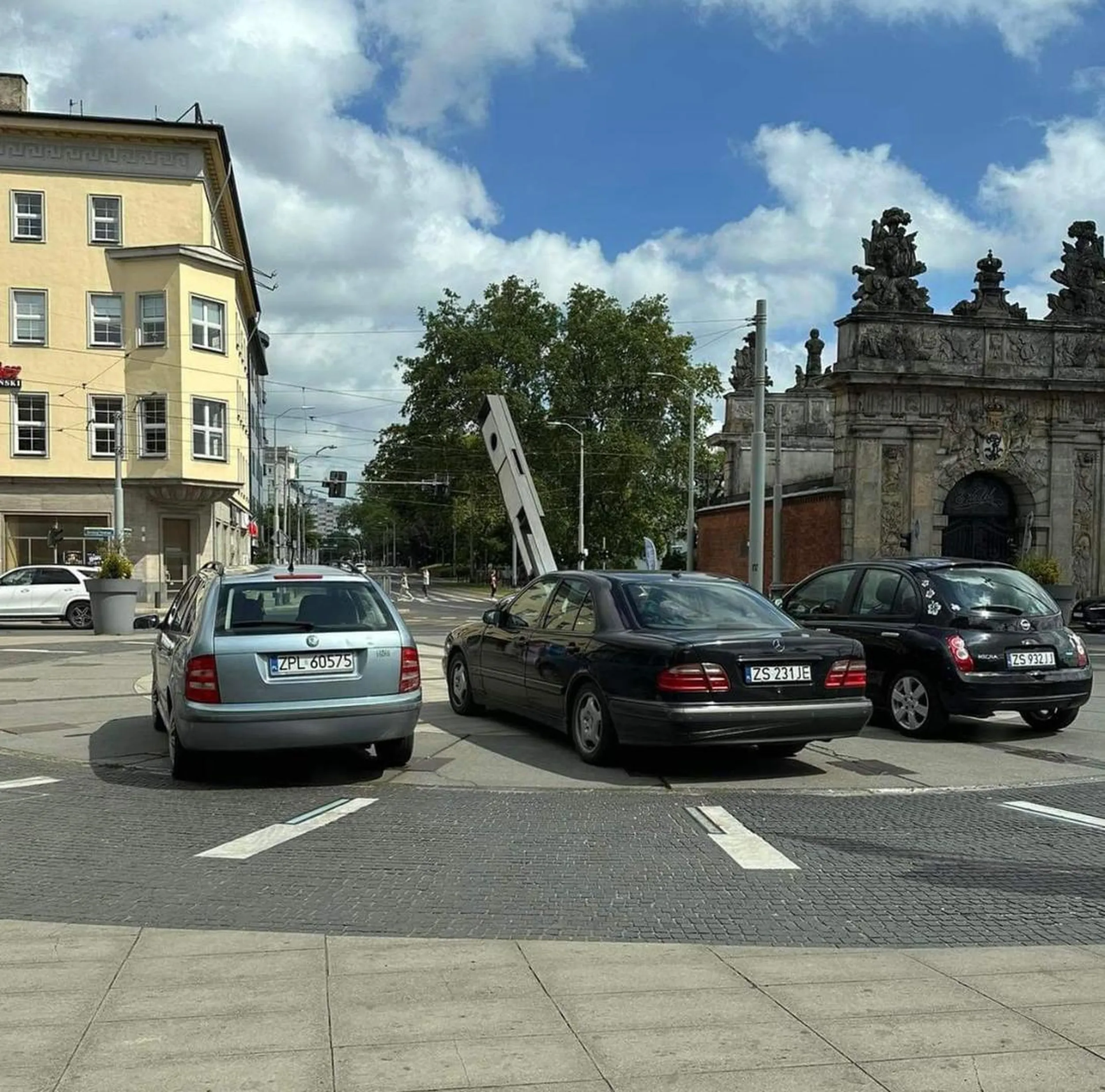 Zegar słoneczny to nie parking, nawet dla Micry