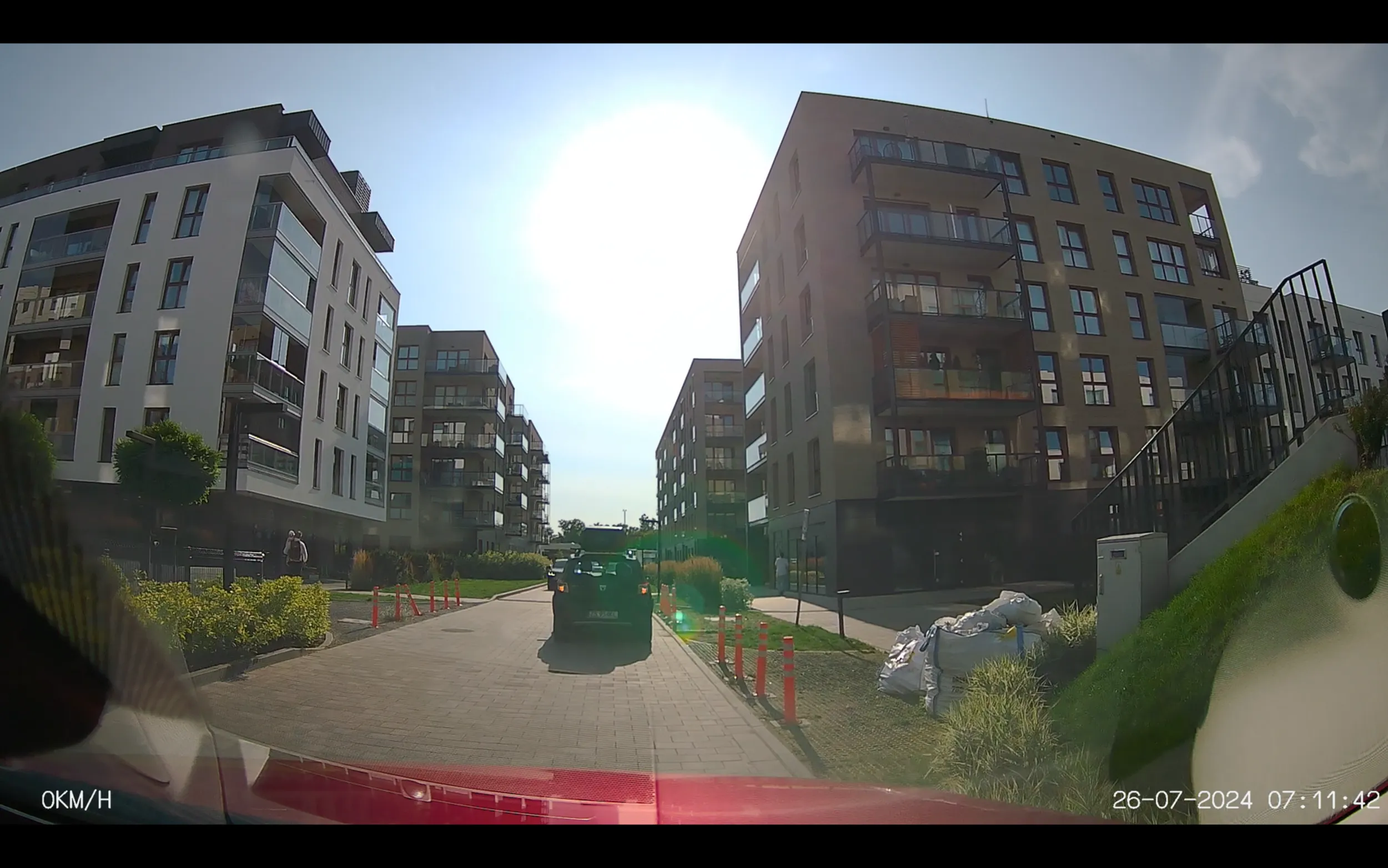 Zostawiłeś samochód na światłach awaryjnych na środku drogi. Kawałek dalej miałeś parking, ale pewnie chodzić się nie chciało :/