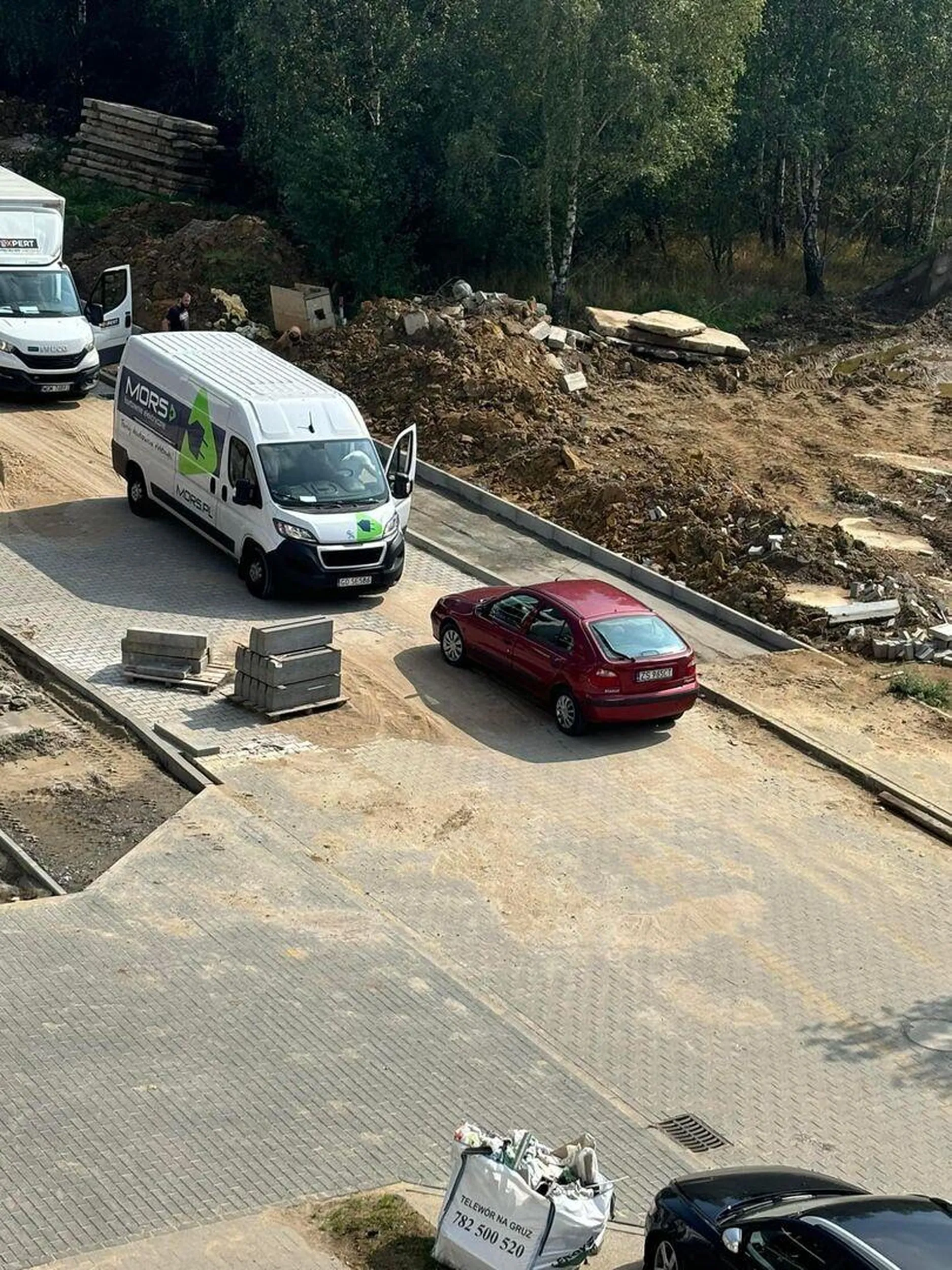 Wredne i chamskie babsko zaparkowało samochód tak że zablokowało całkowicie przejazd nowo budowaną drogę. Obserwowała z daleka jak inni kierowcy mają problem z przejazdem po czym jak już kierowcy wycofali i odjechali objeżdżając osiedle dookoła wsiadła do swojego samochodu i bezczelnie machała ręką sąsiadom obserwującym sytuację z balkonów. Chamstwo, buta i bezczelność.