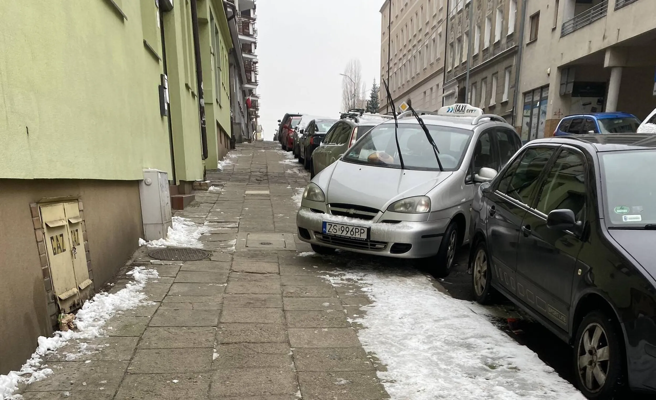 Tutaj konieczna jest dalsza nauka parkowania równoległego. Kierowca tego pojazdu, prakuje tak za każdym razem (nawet jak ma miejsce).