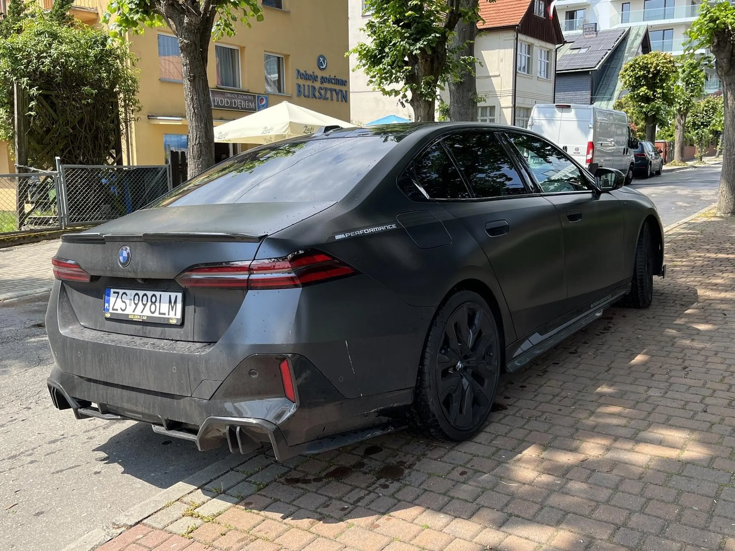 Kierowca do parkowania najlepszy nie jest, auto zostawił na wejściu na plac zabaw, jeszcze na chama na zakazie parkowania i poszedł se gdzieś. Auto spoko, kierowca juz nie.