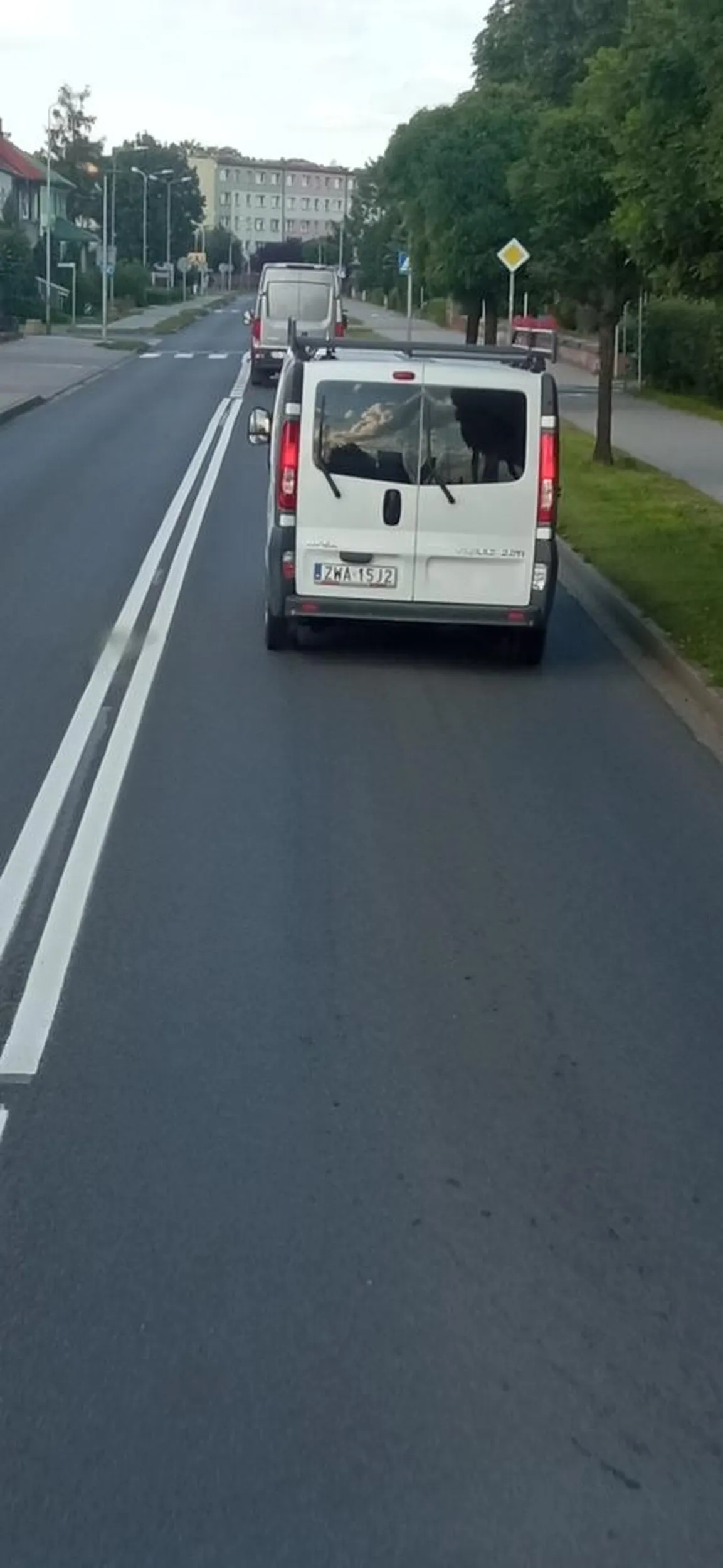 Zwykły cw*l. Wymusił pierwszeństwo wyjeżdżając z podporządkowanej. Wyprzedzając go przyspieszył uniemożliwiając dokończenie manewru