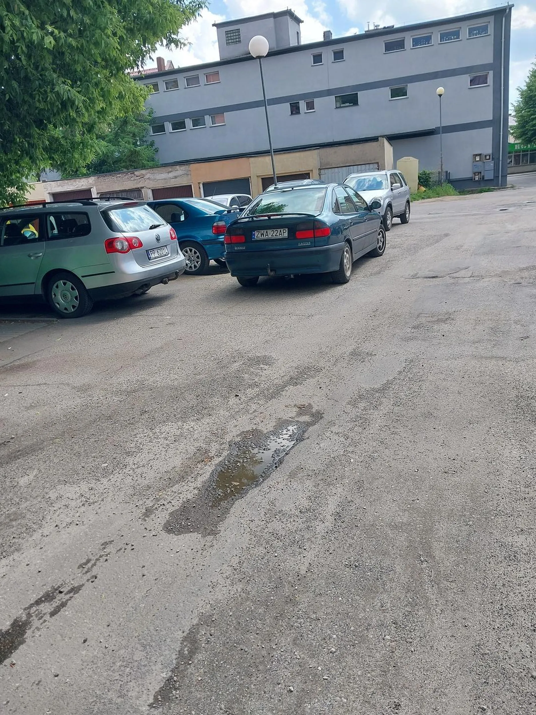 E no jest elegancko zaparkowane