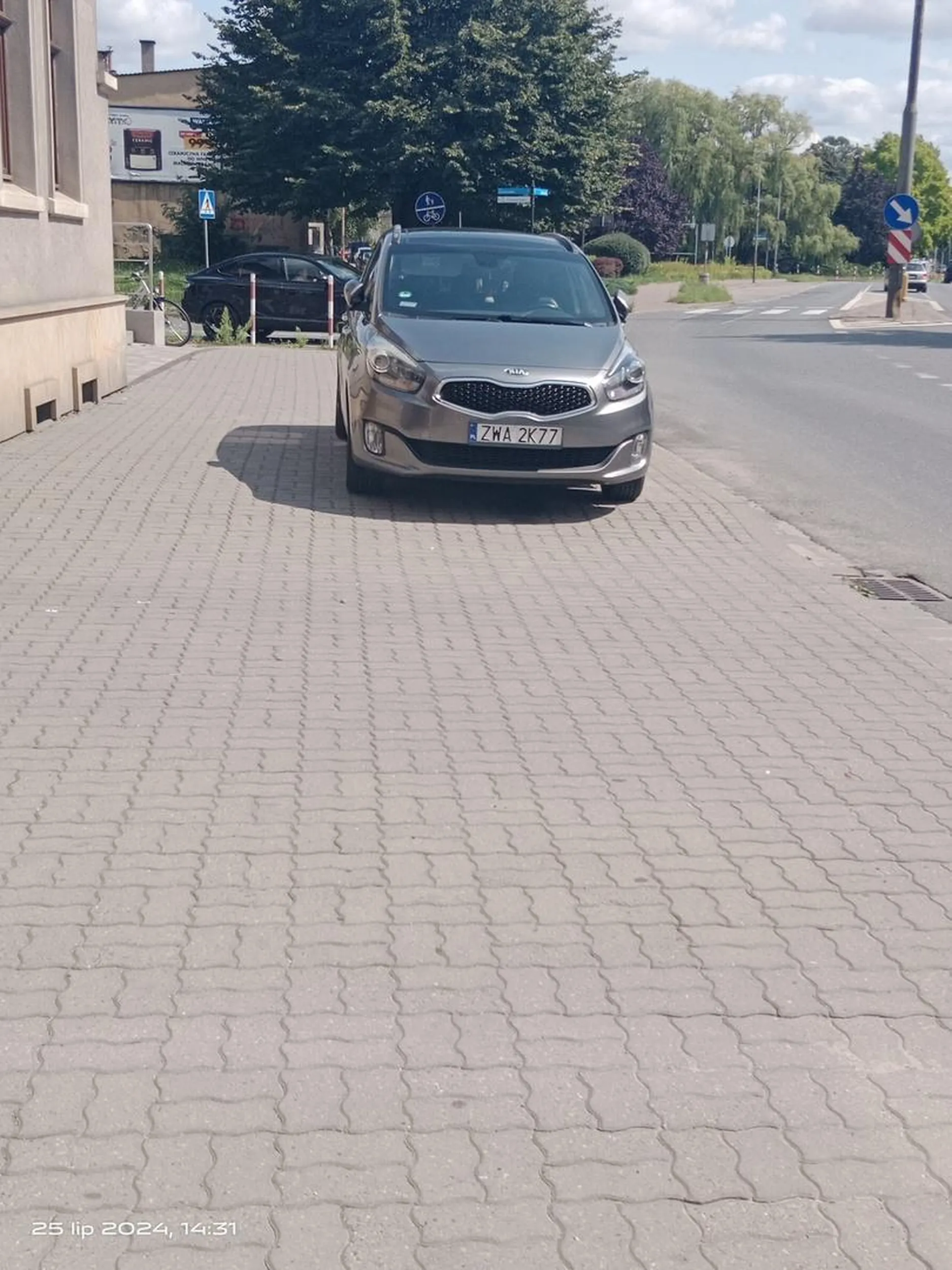 Stary dziadek zaparkował na chodniku na dodatek prawie mnie potrącił podczas wjazdu na chodnik To nie pierwsza taka sytuacja kiedy parkuje w tym miejscu.