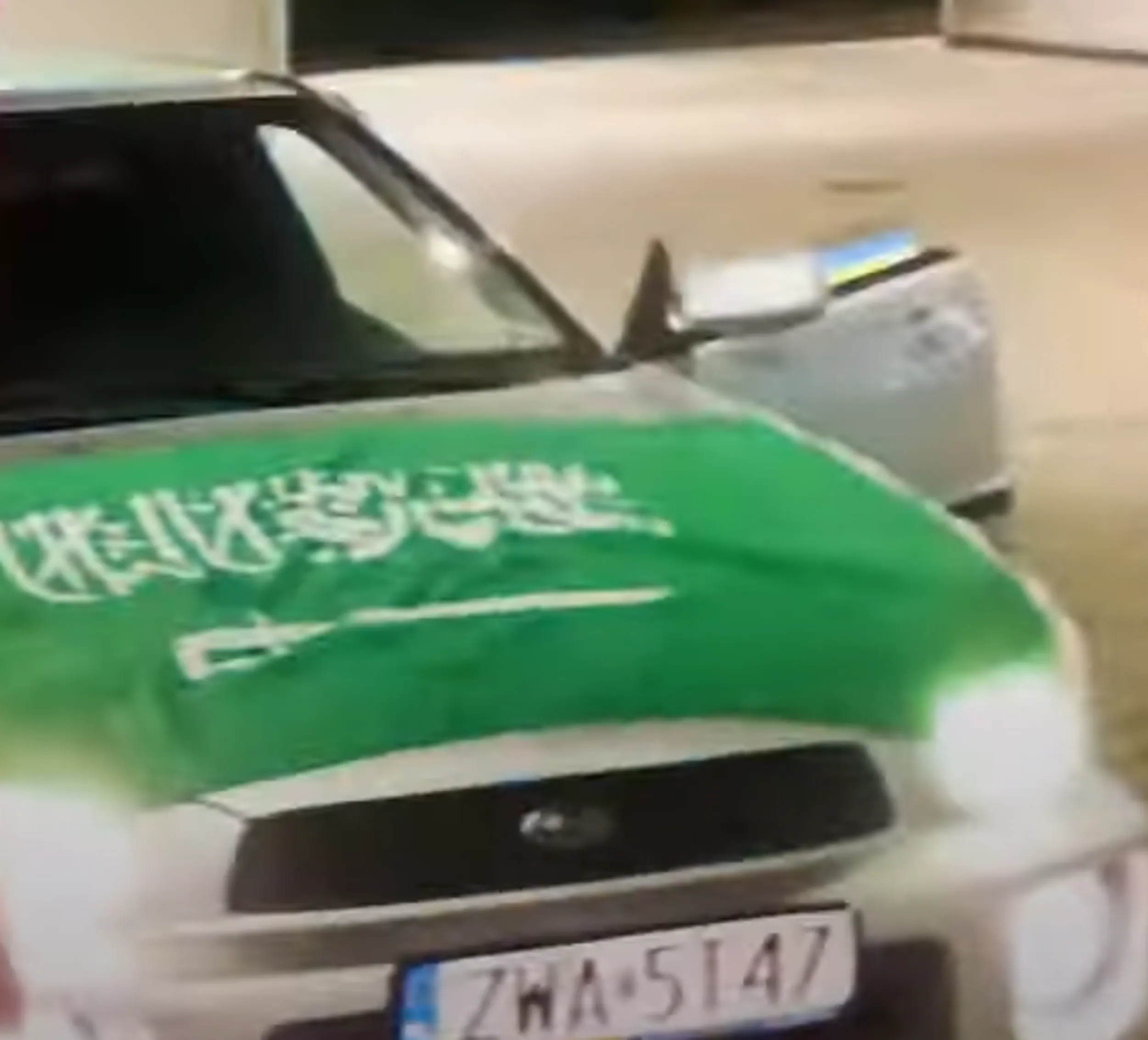 pojeb i arabski terrorysta zapierdala w starym subaru po warszawskich drogach gadając do mnie o swoich uczuciach do lata