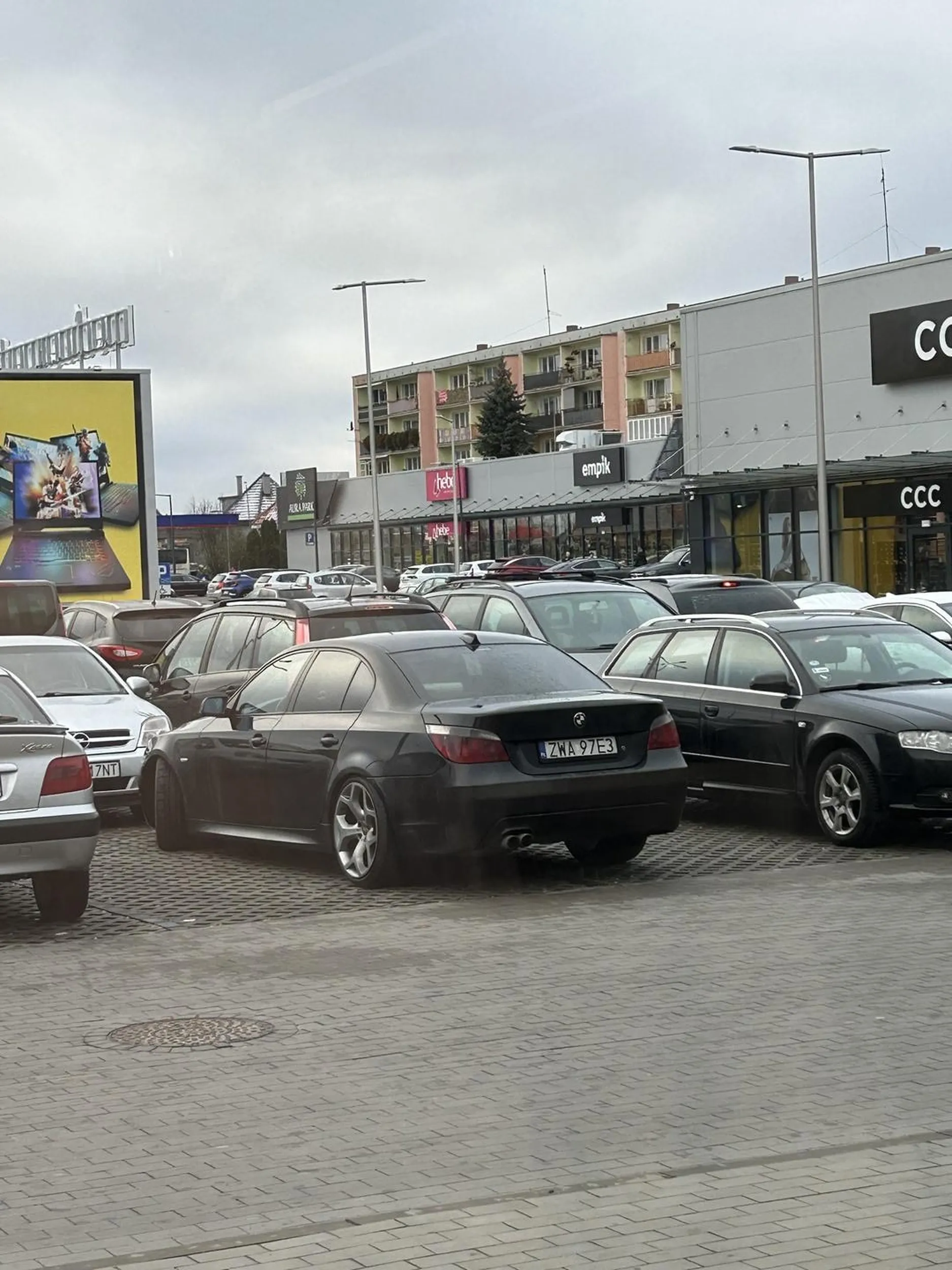 Jak użyjesz dwóch neuronów zamiast jednego, to następnym razem może uda ci się zaparkować na jednym miejscu parkingowym, a nie centralnie na środku dwóch