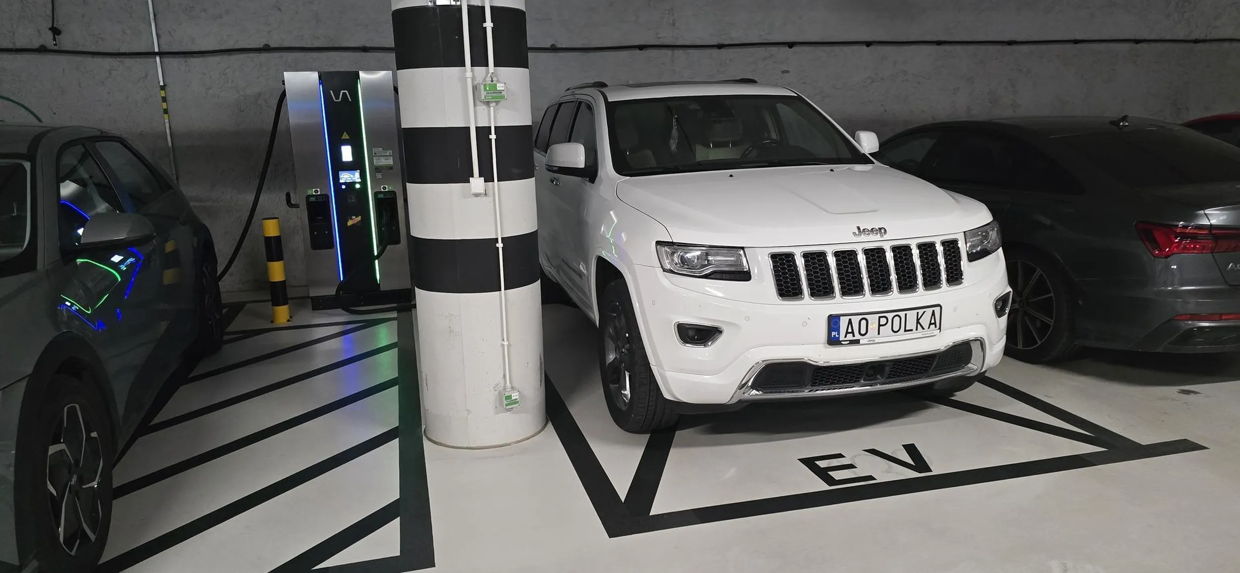 Auto zajmuje miejsce do ładowania aut elektrycznych na pustym parkingu. Co trzeba mieć w głowie... :)