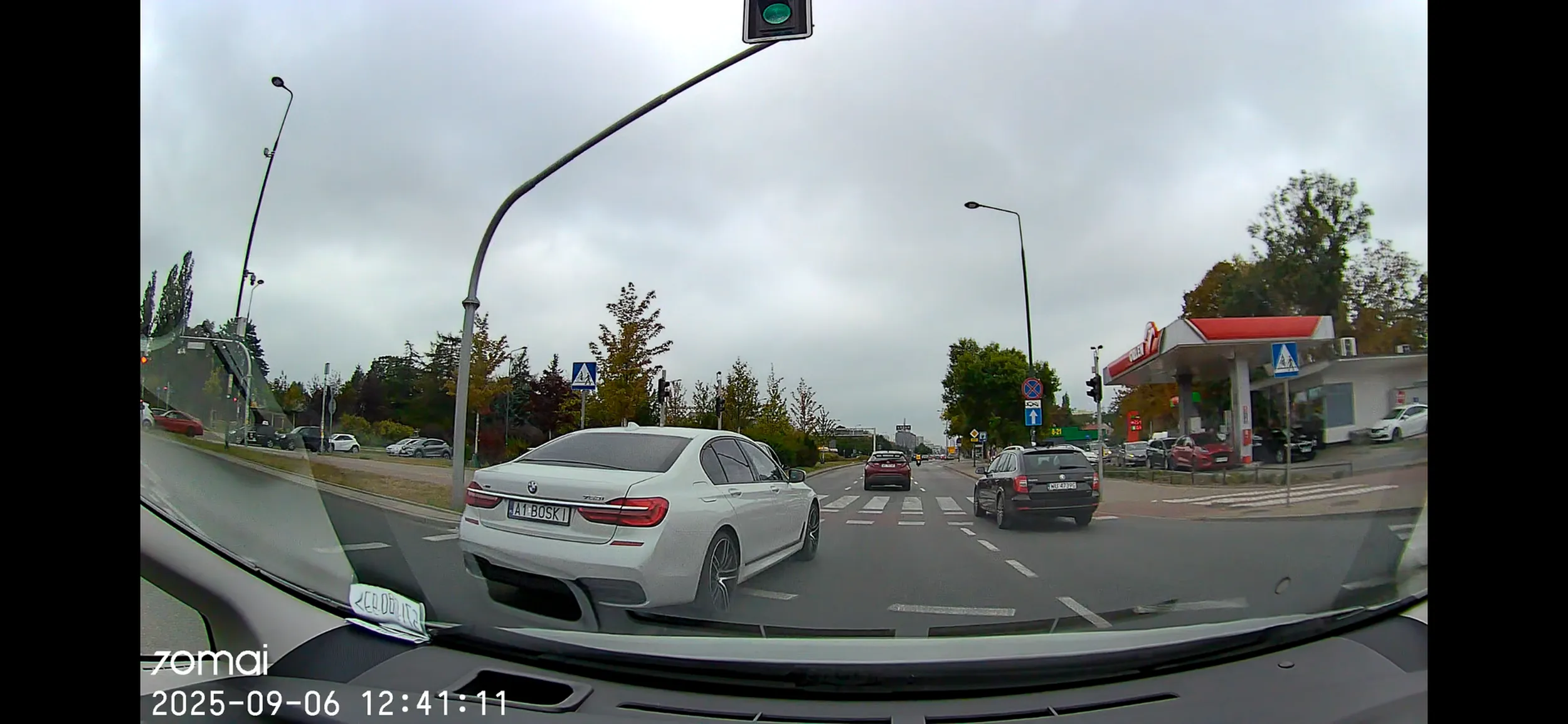 Wiem że to BMW, ale naucz się korzystać z kierunkowskazów i patrzyć w lusterko.