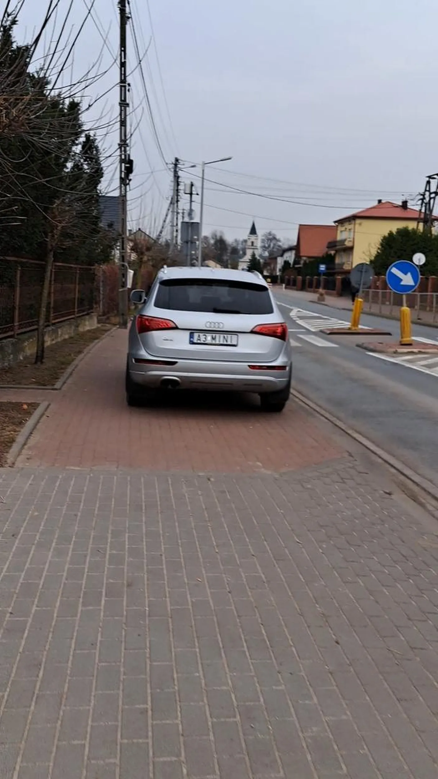 Parkowanie na drodze dla rowerów. Przy przejściu dla pieszych (ze znakiem), przy wyspie.