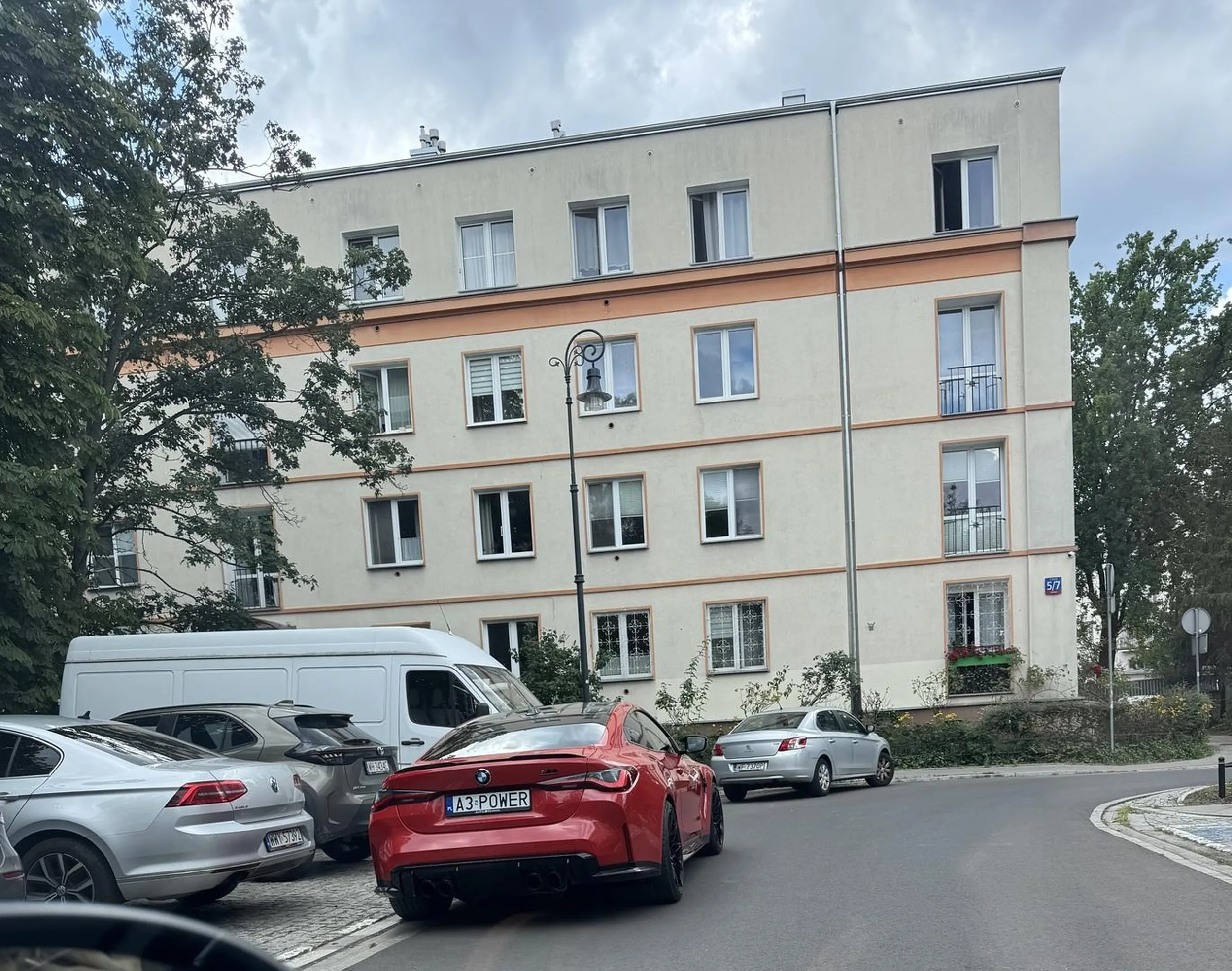 Łajza z gatunku ‚mam bydłowóz to zastawię 3 auta bo mi wolno więcej’