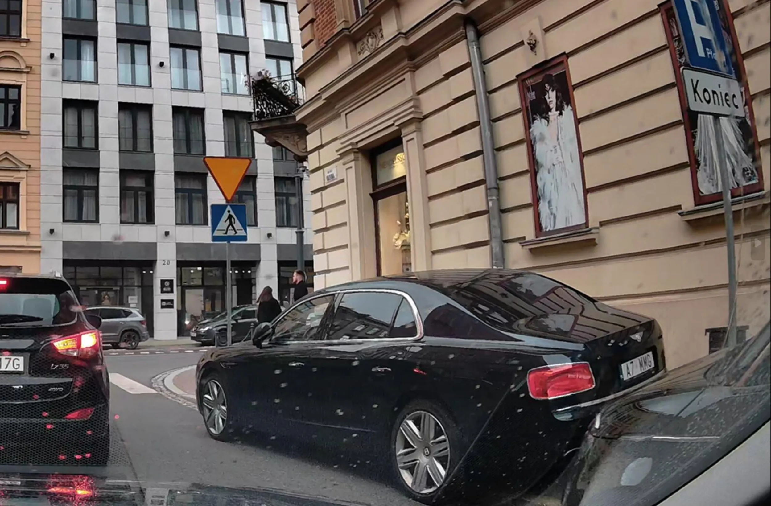 parkuje zasłaniając przejście