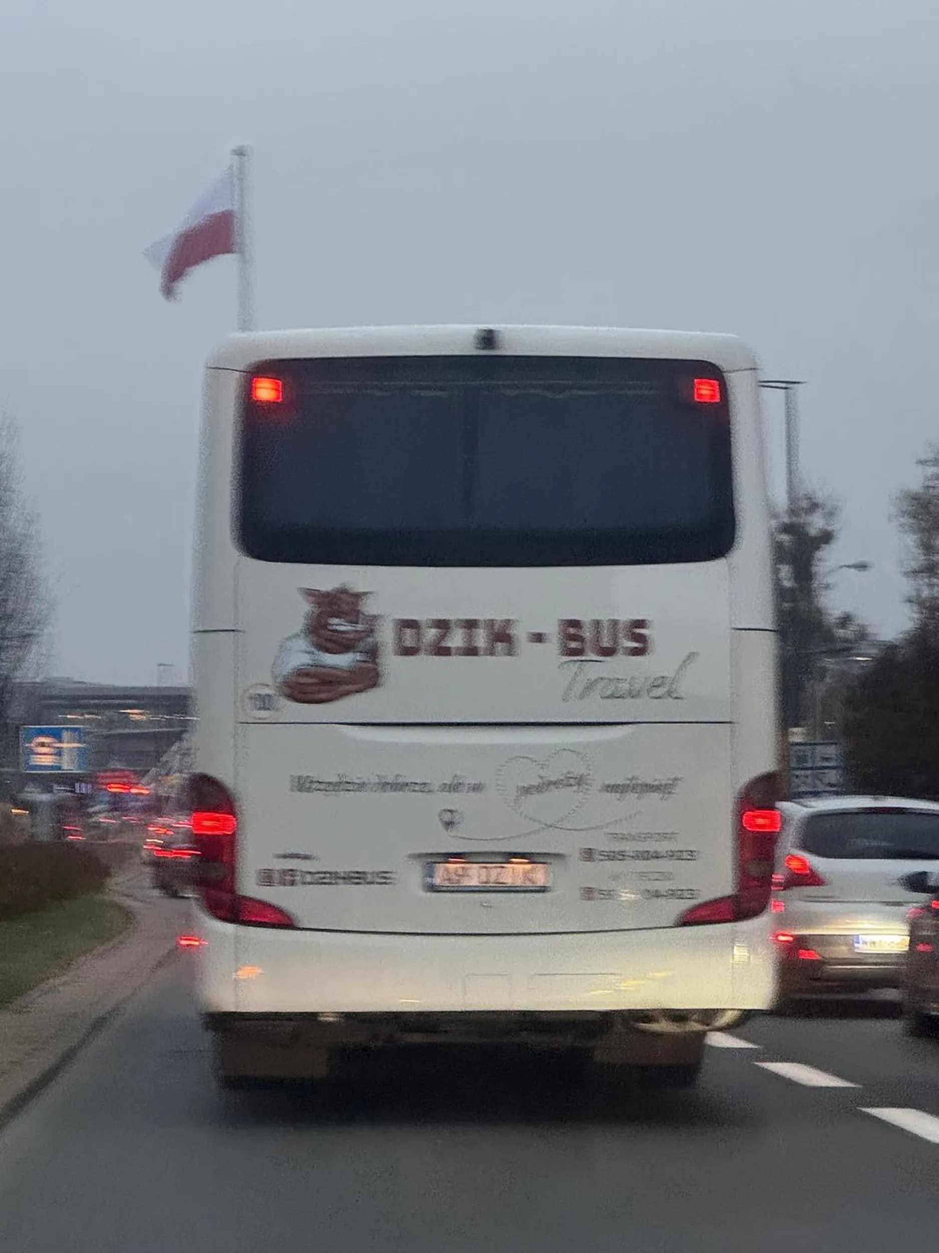 Prostak i cham na drodze zajeżdżający drogę. Kto mu dał prawo jazdy na autokar?