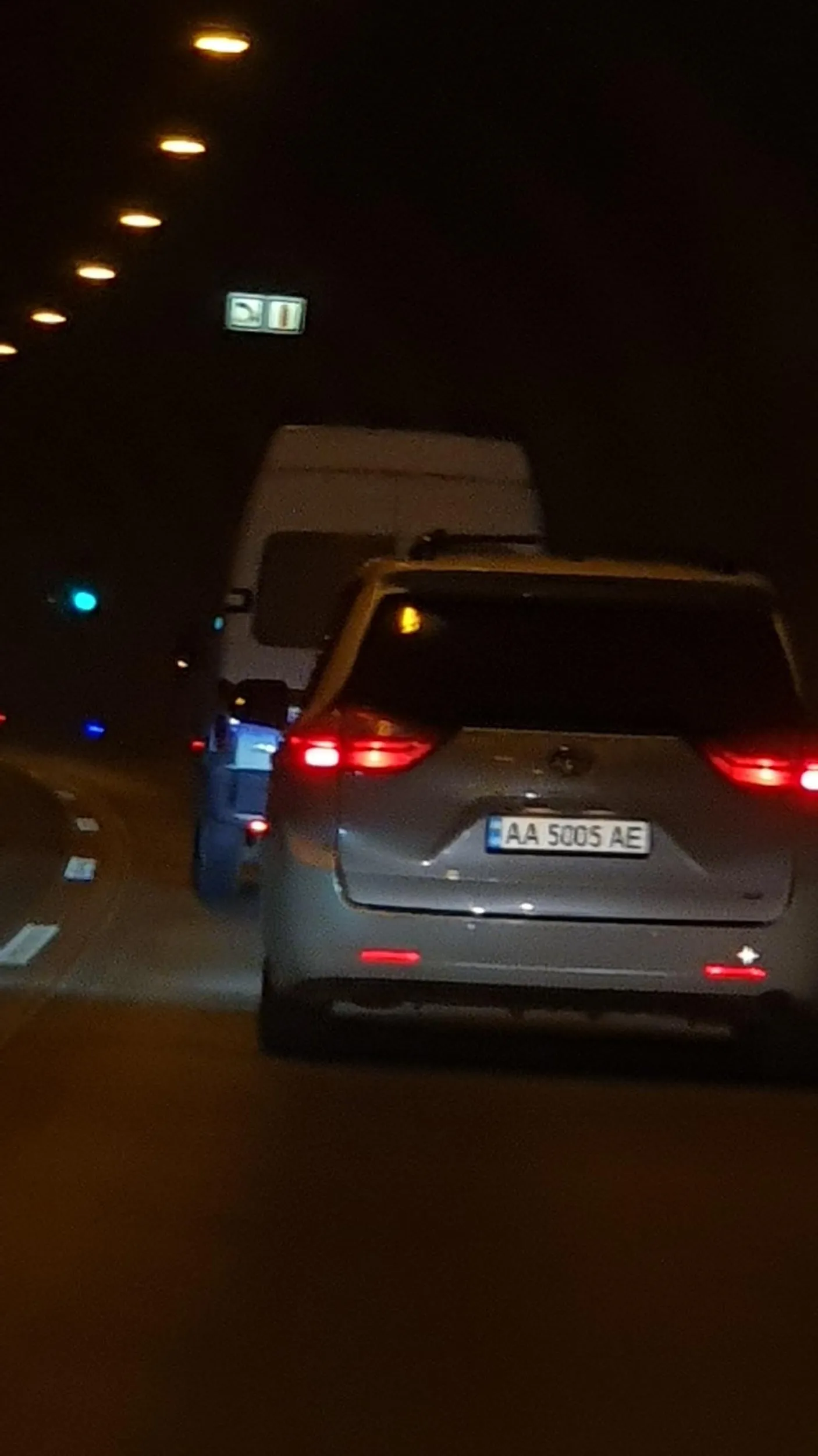 Chińskie ledy i źle ustawione światła. Chyba większego combo się nie udało uzyskać. Nadaje się to co najwyżej do oświetlania Marsa, a nie jazdy po drogach publicznych.