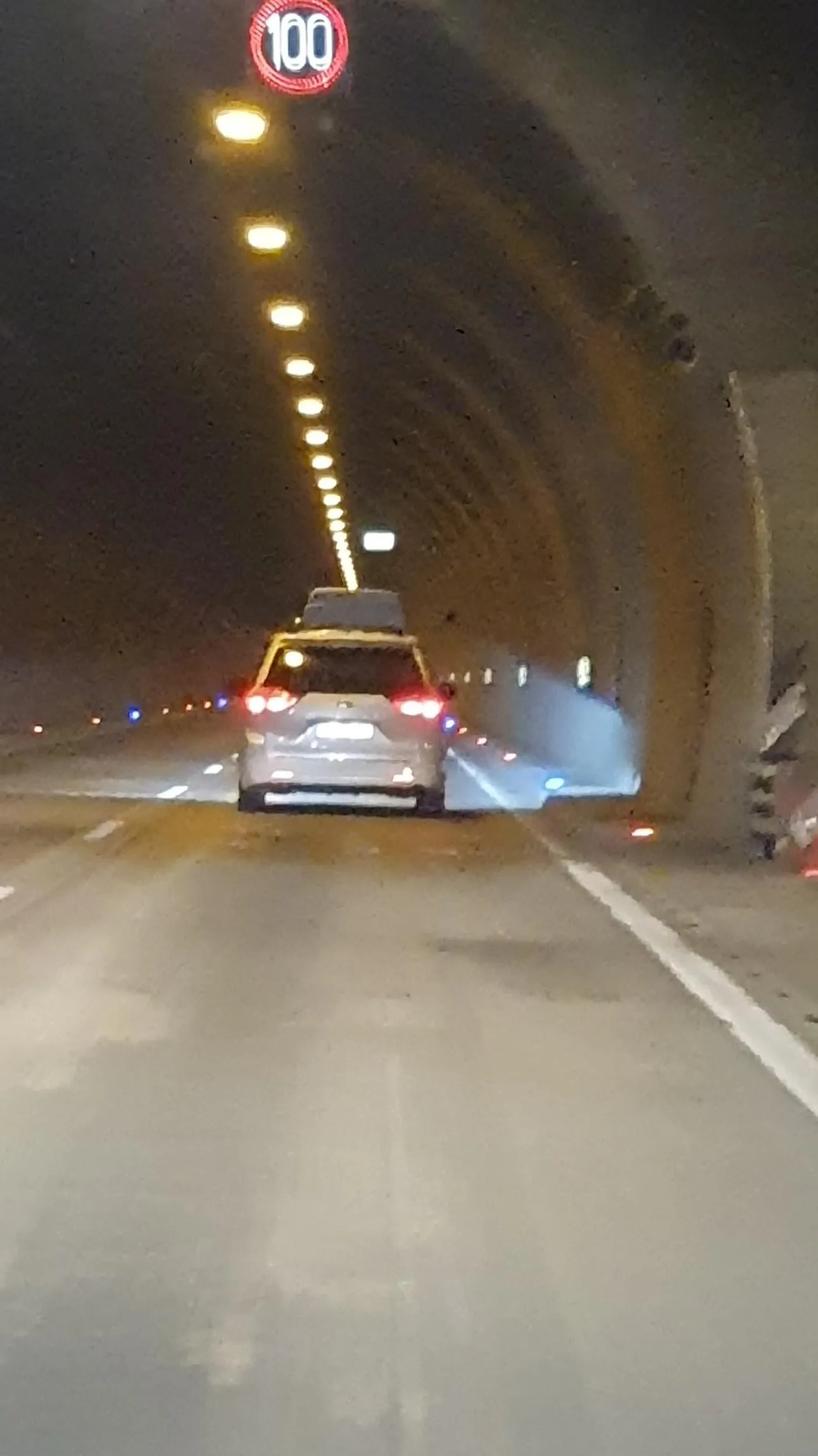 Chińskie ledy i źle ustawione światła. Chyba większego combo się nie udało uzyskać. Nadaje się to co najwyżej do oświetlania Marsa, a nie jazdy po drogach publicznych.