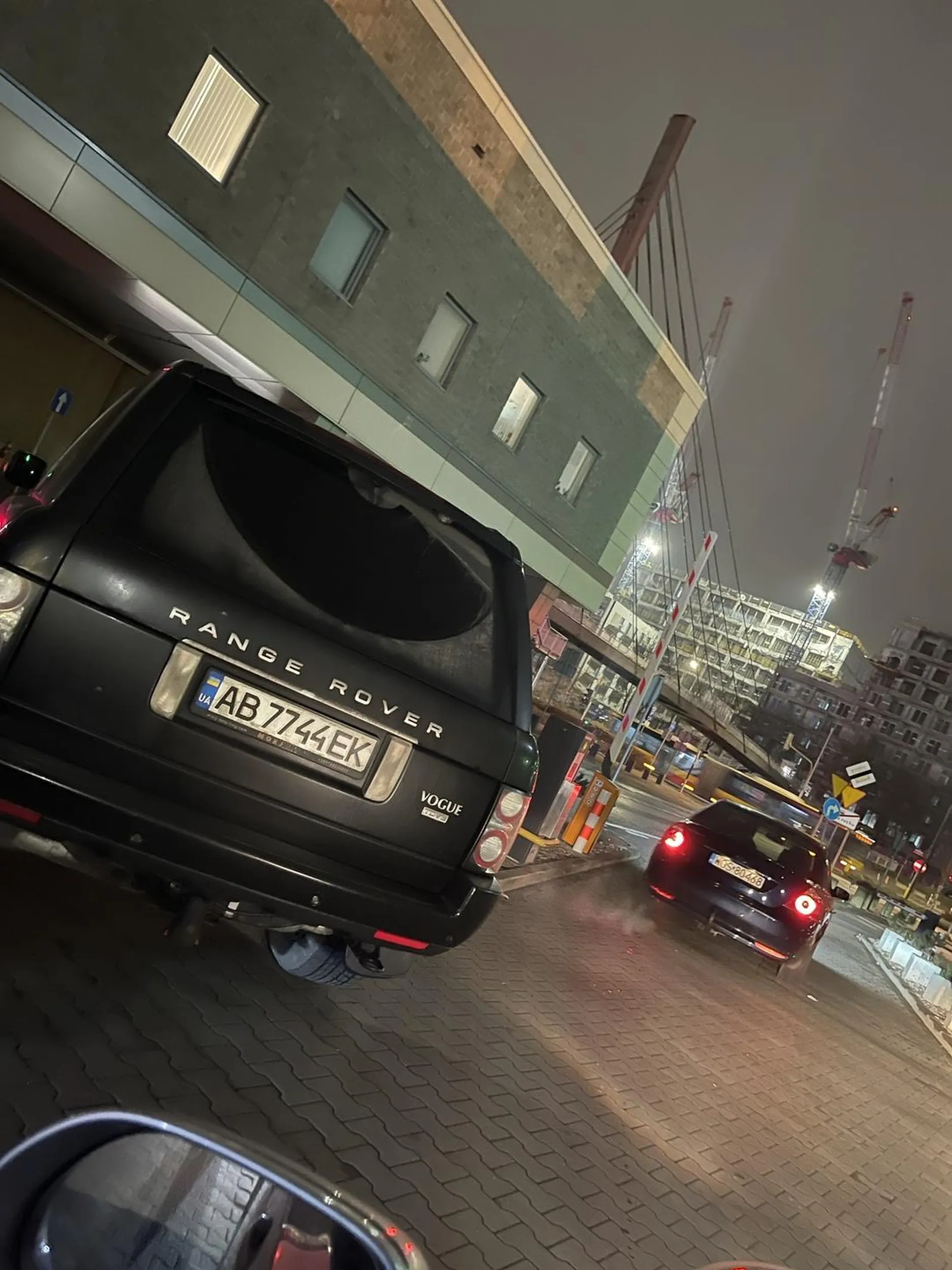 Brak kultury parkowania. I to u nas funkcjonuje. Żenada. Zarejestrowane w warszawa pod lidlem, blisko Mokotów Westfield.