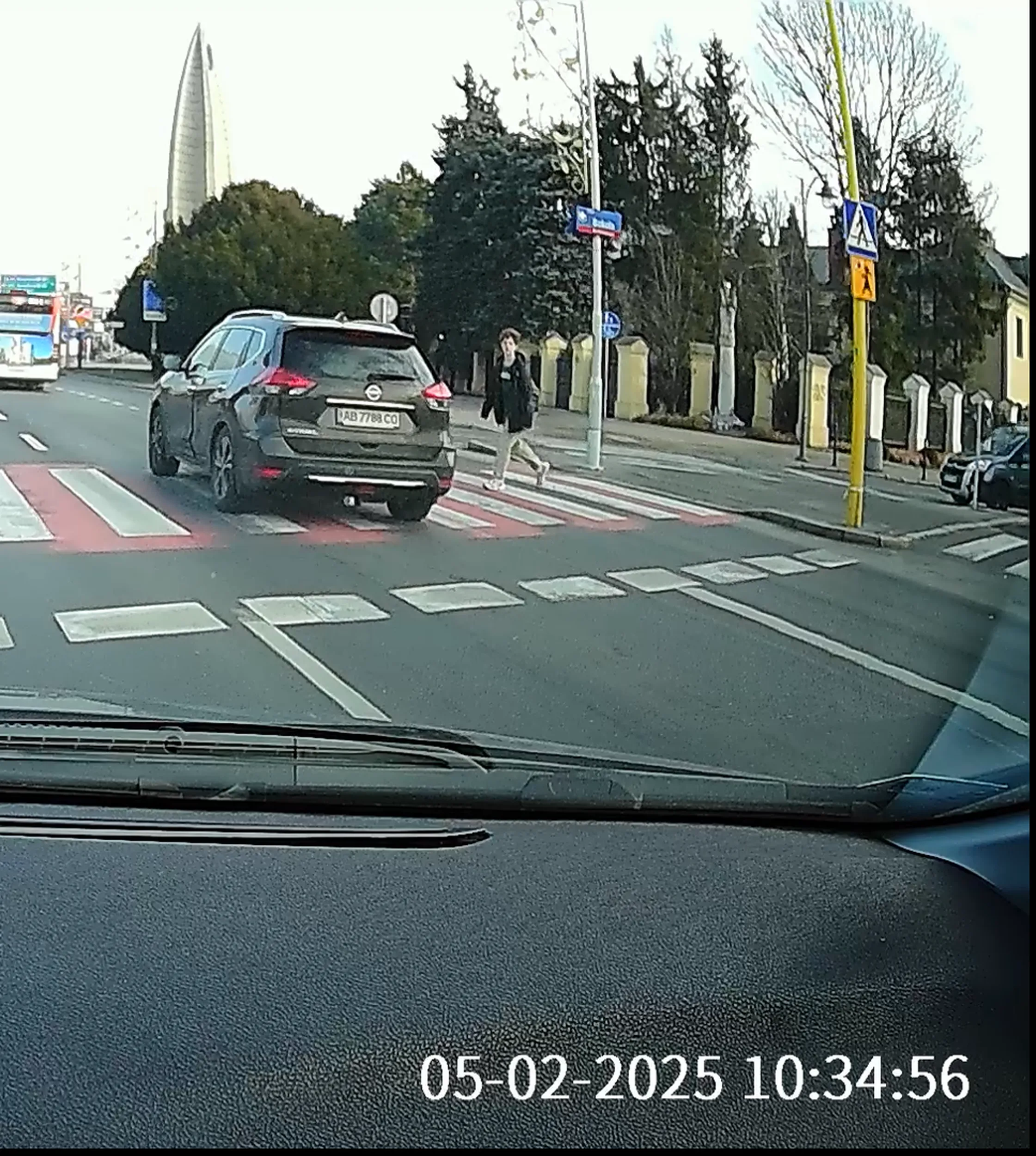 Wyprzedza na przejściach dla pieszych i nie umie w skrzyżowania z wyspą.