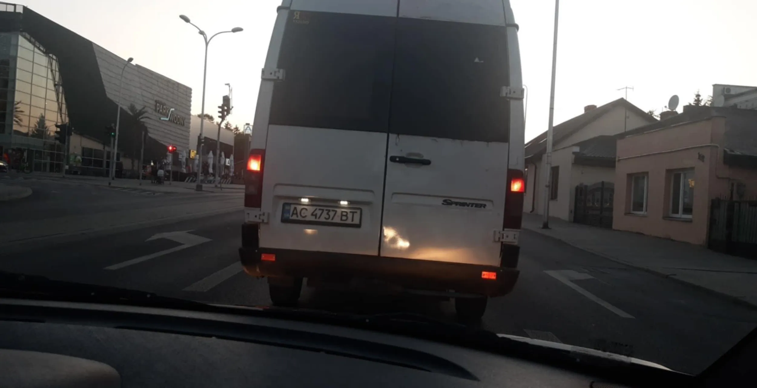 Ukraińska pało, ronda nie umiesz objechać? Lini ciągłej nie widzisz? Naucz się jeździć bo gdyby nie moja uprzejmość i zjechanie na wysepkę ronda płaciłbyś odszkodowanie. Nie pozdrawiam ;)