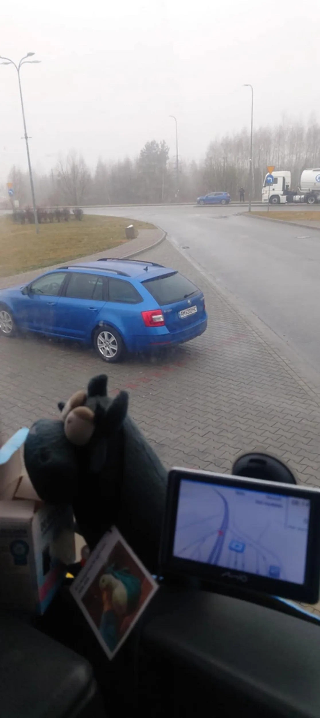 Tak Ukraińcy parkują na polskich MOPach, zajmując dwa miejsca dla ciężarówek