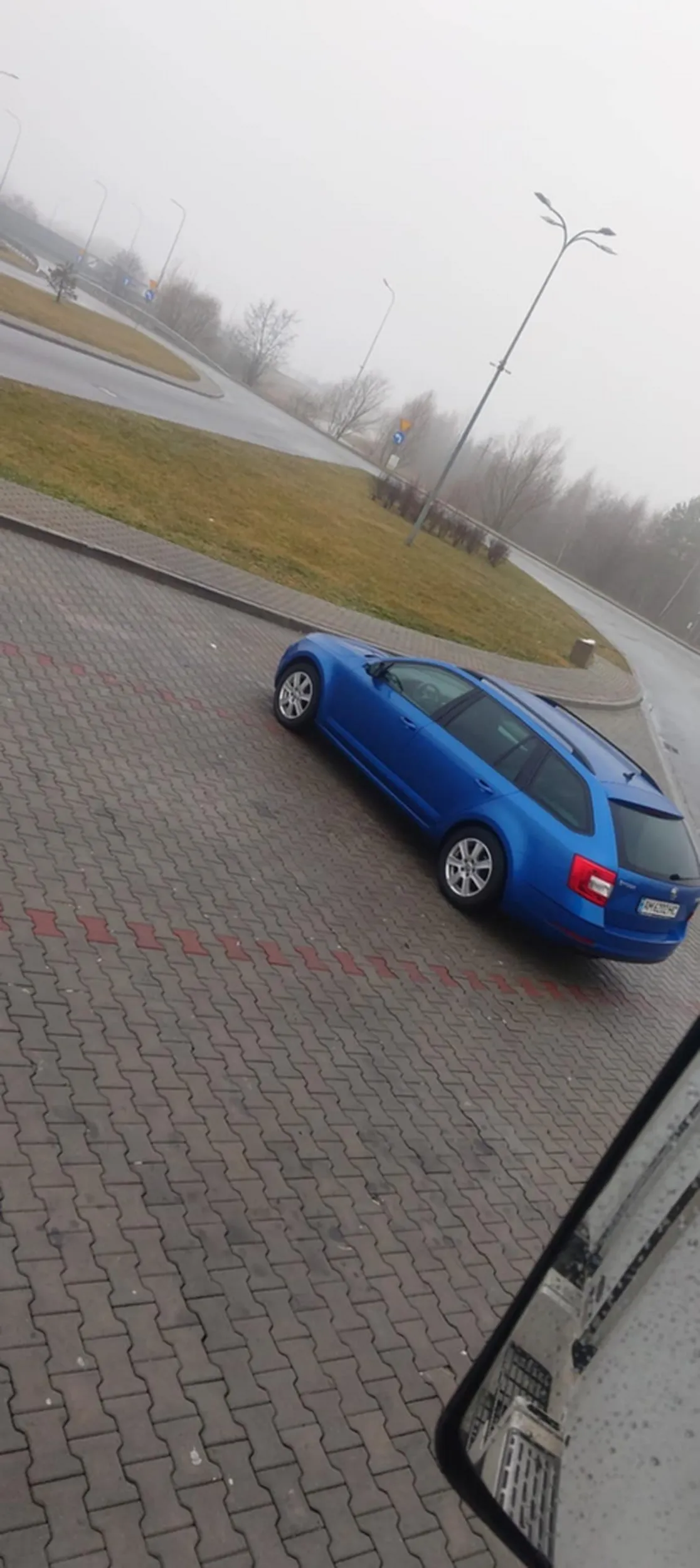 Tak Ukraińcy parkują na polskich MOPach, zajmując dwa miejsca dla ciężarówek