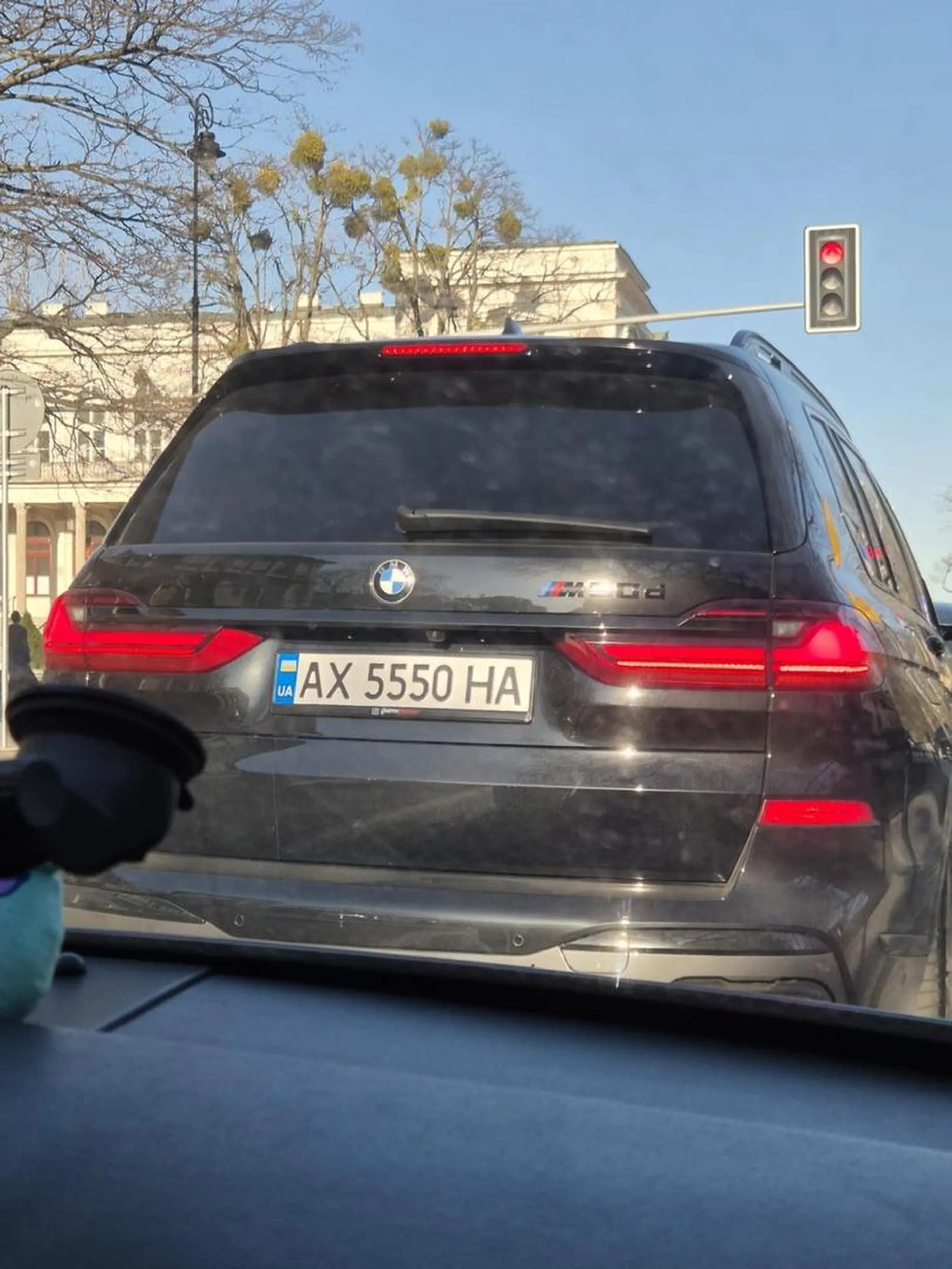 Arogancki kierowca, stwarza zagrożenie i wypadki na drodze, nie włącza kierunkowskazów