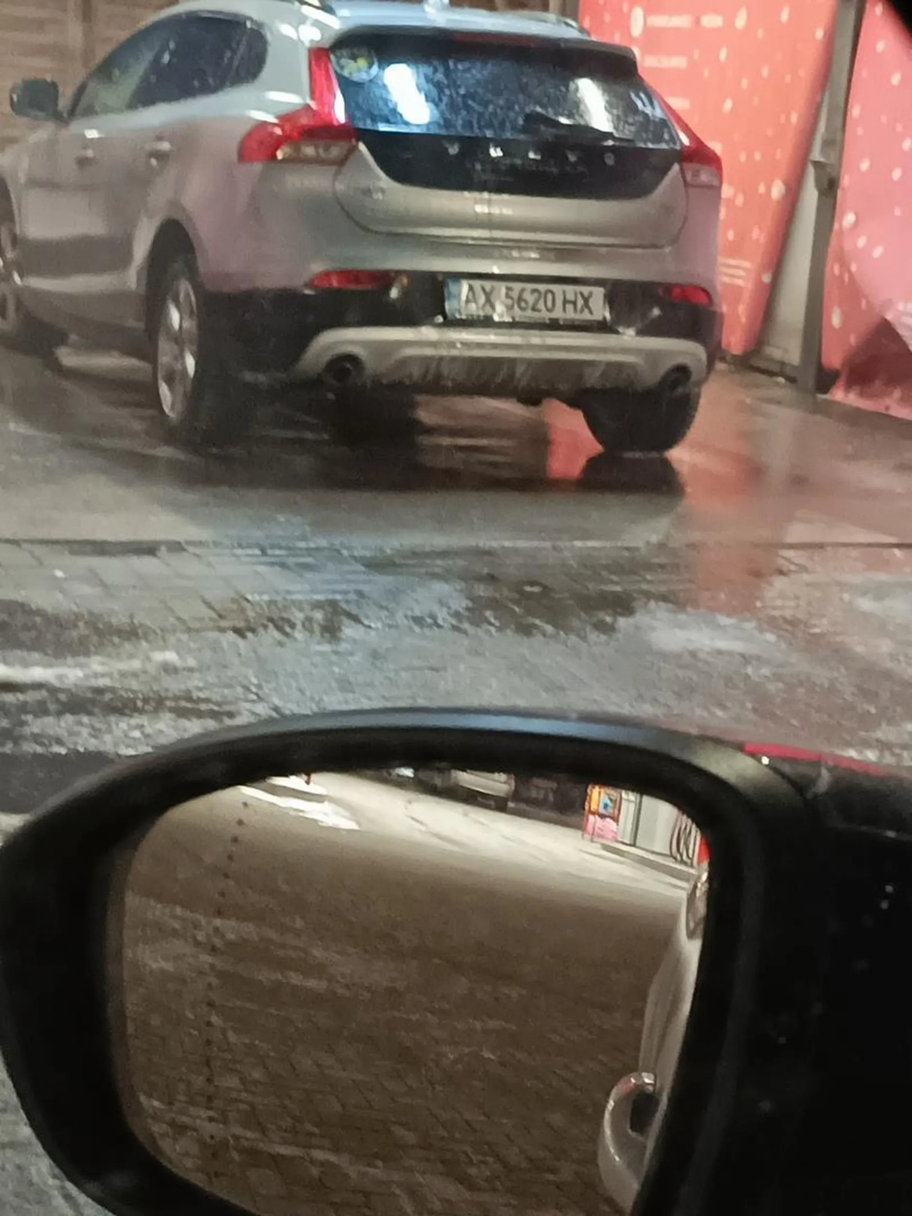 Tępa rura zostawia auto na myjni po czym idzie po żetony a kolejka na 3 auta