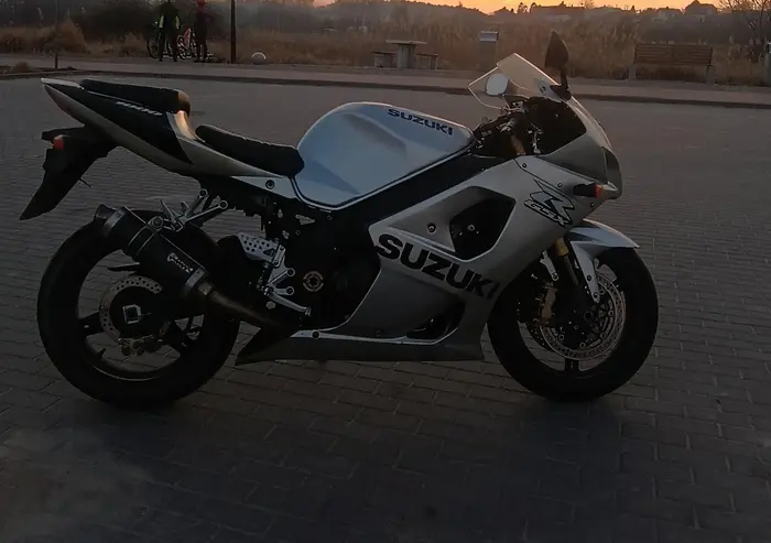 Stary naucz się jeździć bo cię lewym brałem takie autko a taki słaby kierowca ci by 1.0 60 koni wystarczyło.