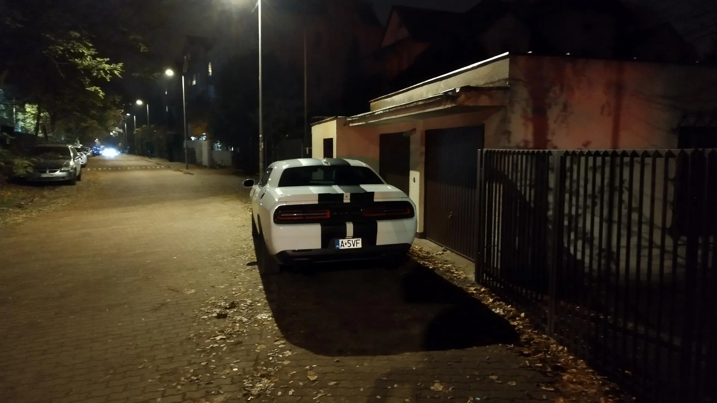 Kierowca nie potrafi parkować. Tarasuje cały chodnik