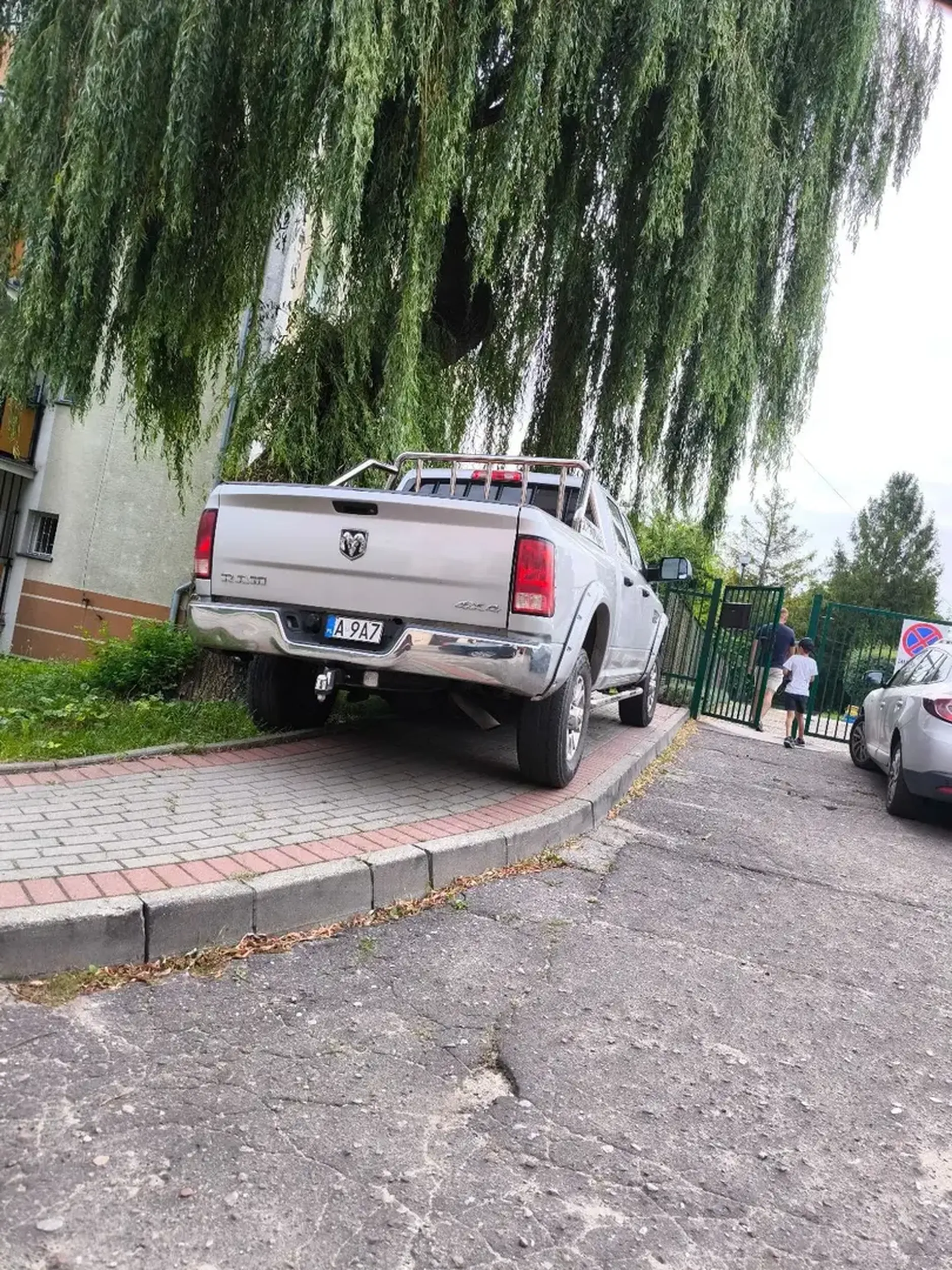 Chodnik prowadzący do przedszkola i osiedlowy zieleniec
