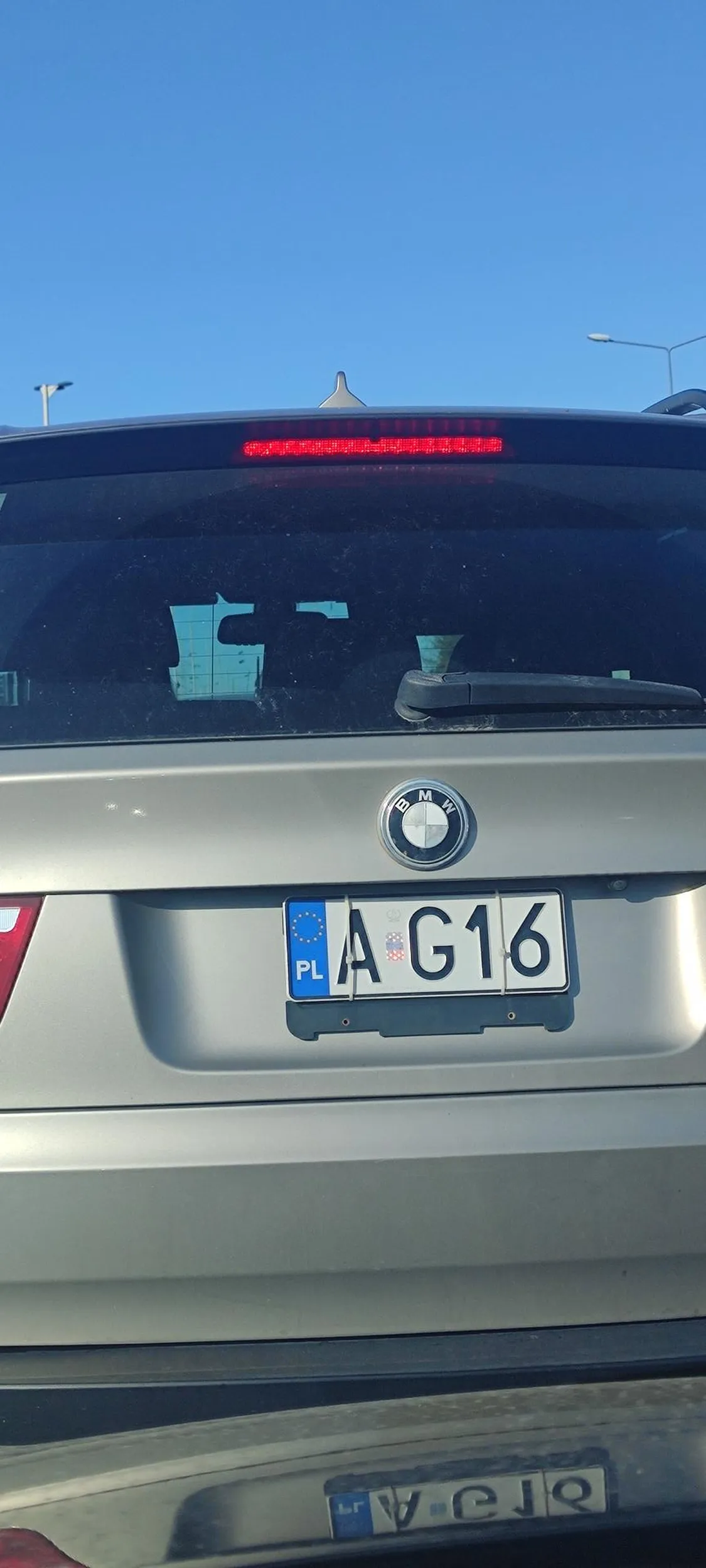 Uwaga na tą Paniusie, ma problem z używaniem kierunkowskazu. Potem obraża bo ktoś ją strabil. Typowa wieśniara z BMW. Tfu SZONIE.