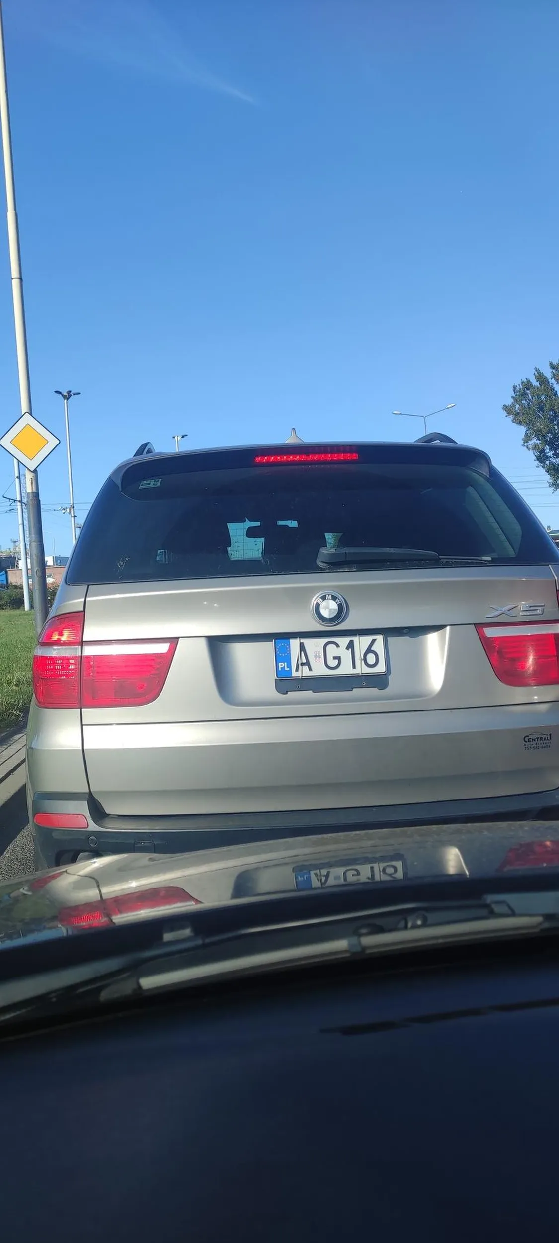 Uwaga na tą Paniusie, ma problem z używaniem kierunkowskazu. Potem obraża bo ktoś ją strabil. Typowa wieśniara z BMW. Tfu SZONIE.