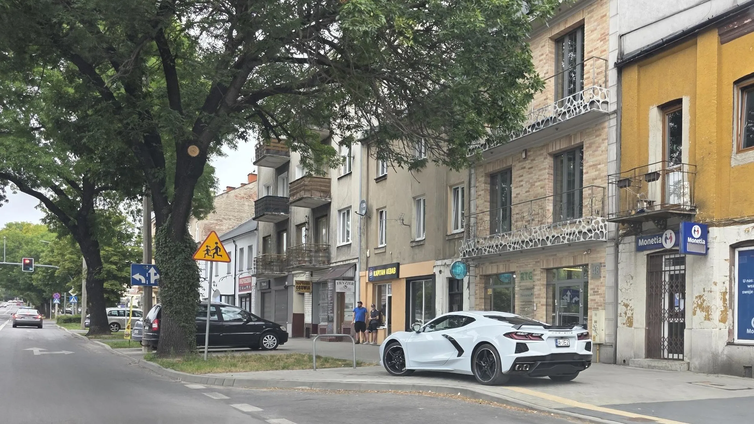 na przystanku, na chodniku