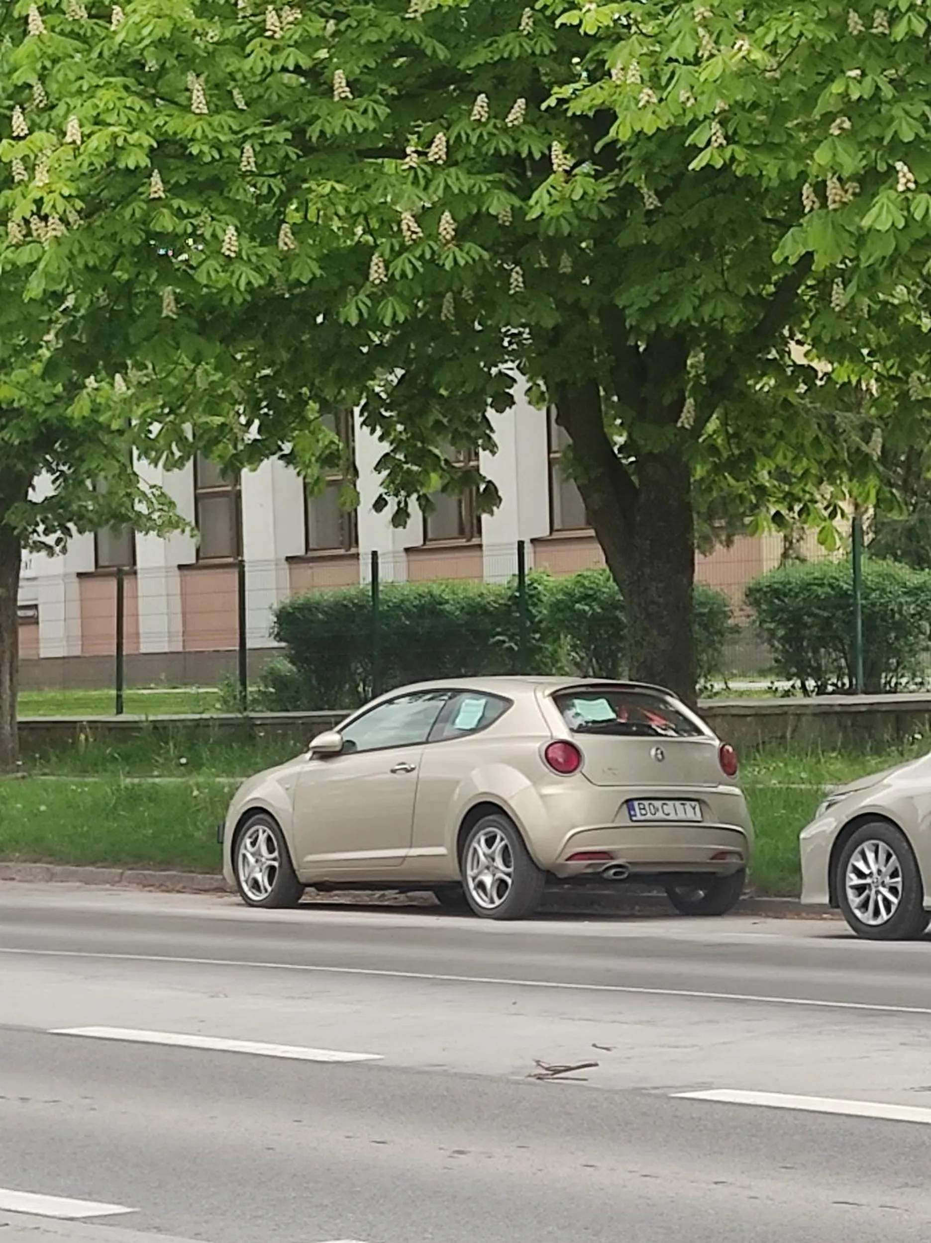 zjeb blokuje miejsce pod szkola juz ktorys miesiac, daj parkowac tym ktorzy potrzebuja a ze swoim ogloszeniem sprzedazy wypierdalaj na otomoto