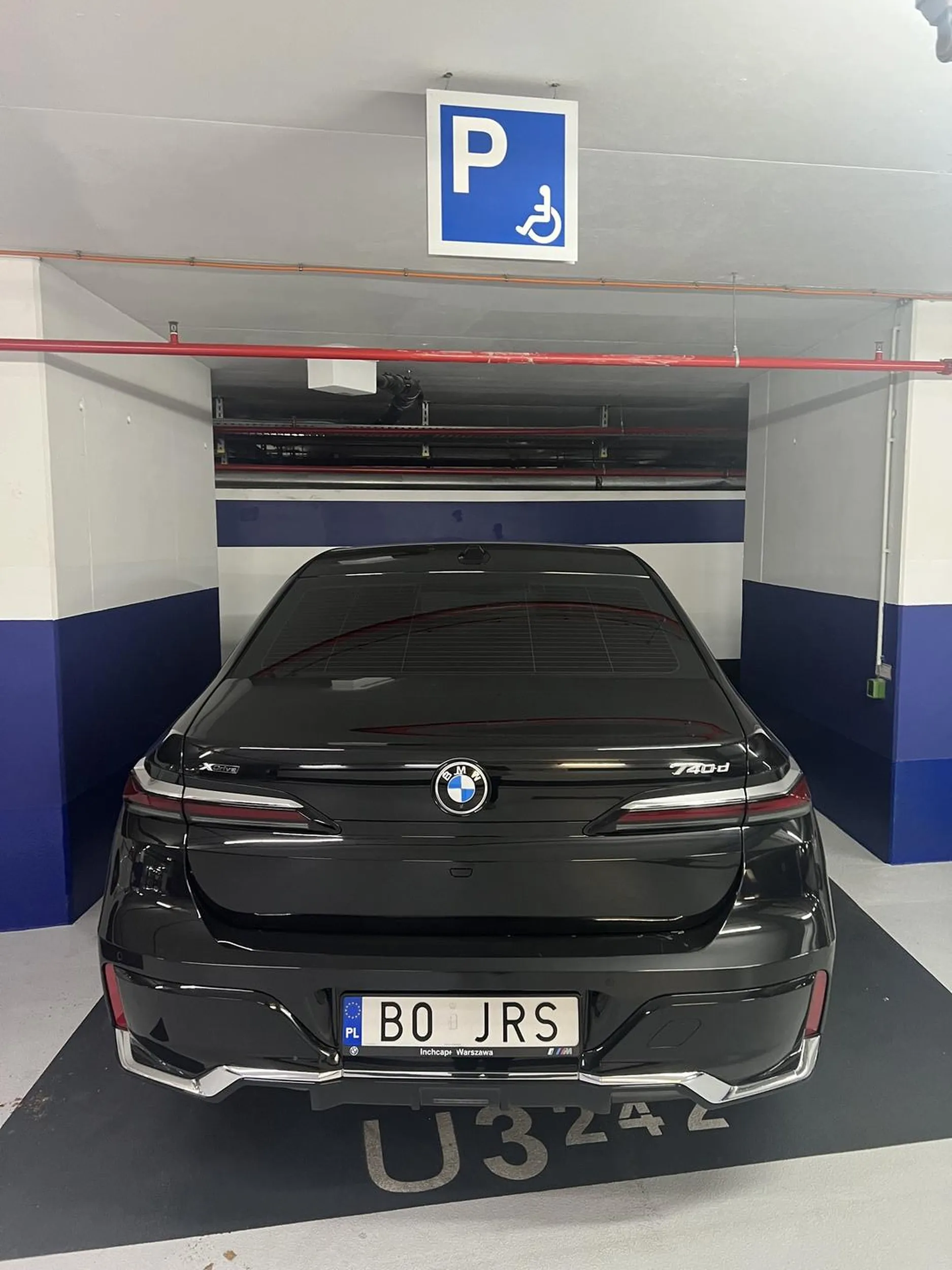 Kolejny zjeb w BMW, który jest niepełnosprawny umysłowo. Berlin.