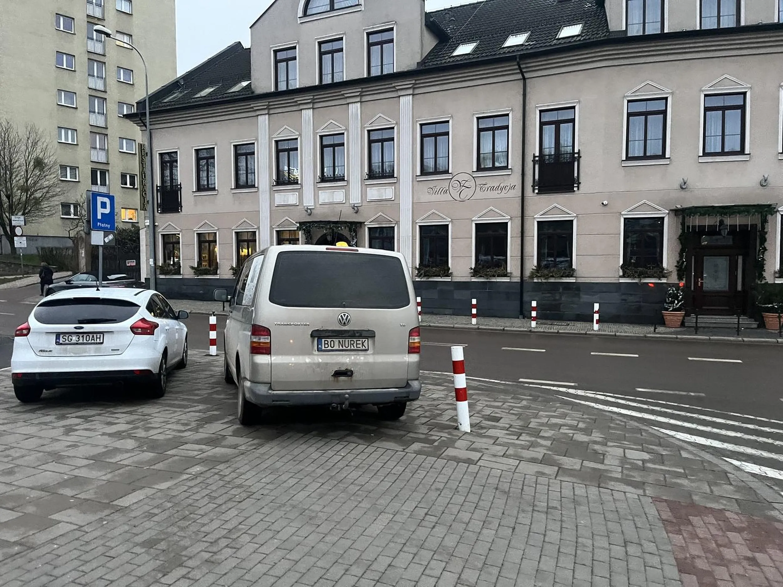 facet myśli, że może swoim gratem parkować za darmo na środku chodnika pod każdą pływalnia w mieście ?‍♂️