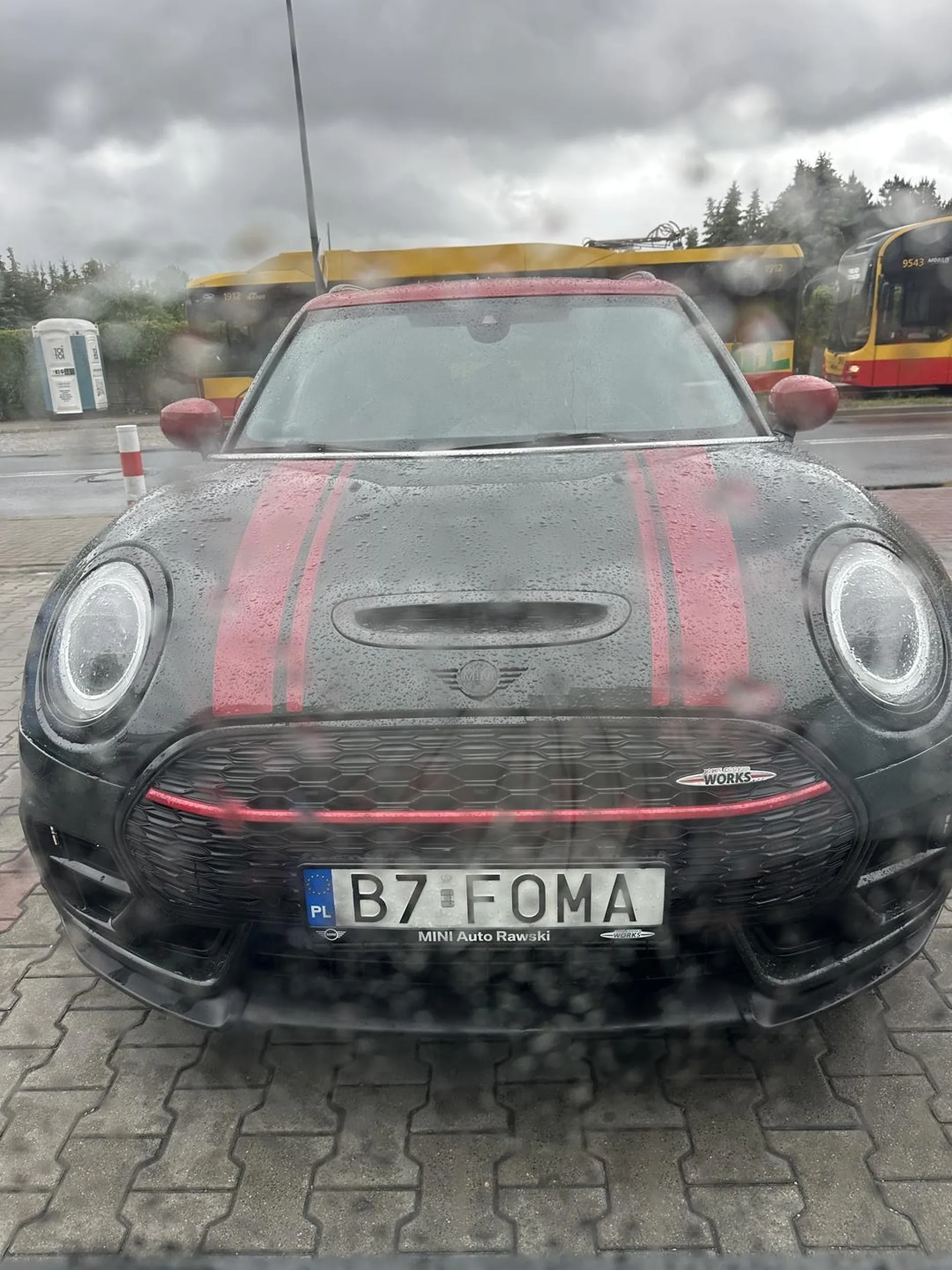 Parkuje na samym wjeździe na parking. Nie dało się ani wjechać, ani wyjechać. Prawo jazdy z AliExpress.