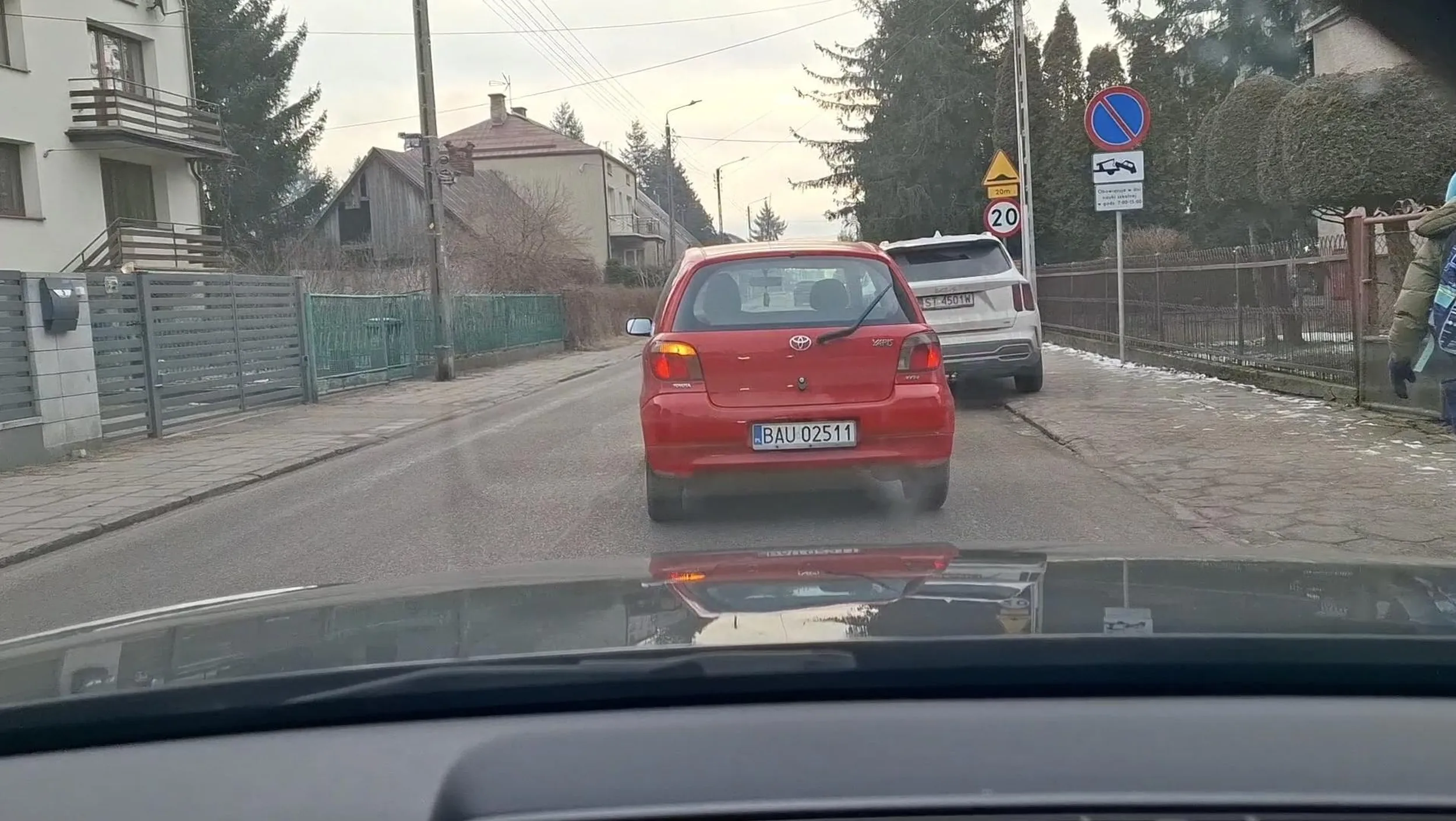 Bardzo powolna jazda i hamowanie bez przyczyny, niepoprawne sygnalizowanie kierunku jazdy. Jadąc Nowomiejska od Społem Borki dojeżdża do skrzyżowania i hamuje kilka razy przed i na (brak innego auta przed).??? O co chodziło. Jedzie 37-40k/h przez kilometr gdzie ograniczenie jest do 50. Przed skrzyżowaniem wrzuca kierunek w lewo, nie skręca na skrzyżowaniu a jedzie dalej i jak się okazuje omija auto zaparkowane na chodniku jakieś 100m dalej przed szkołą nr5.