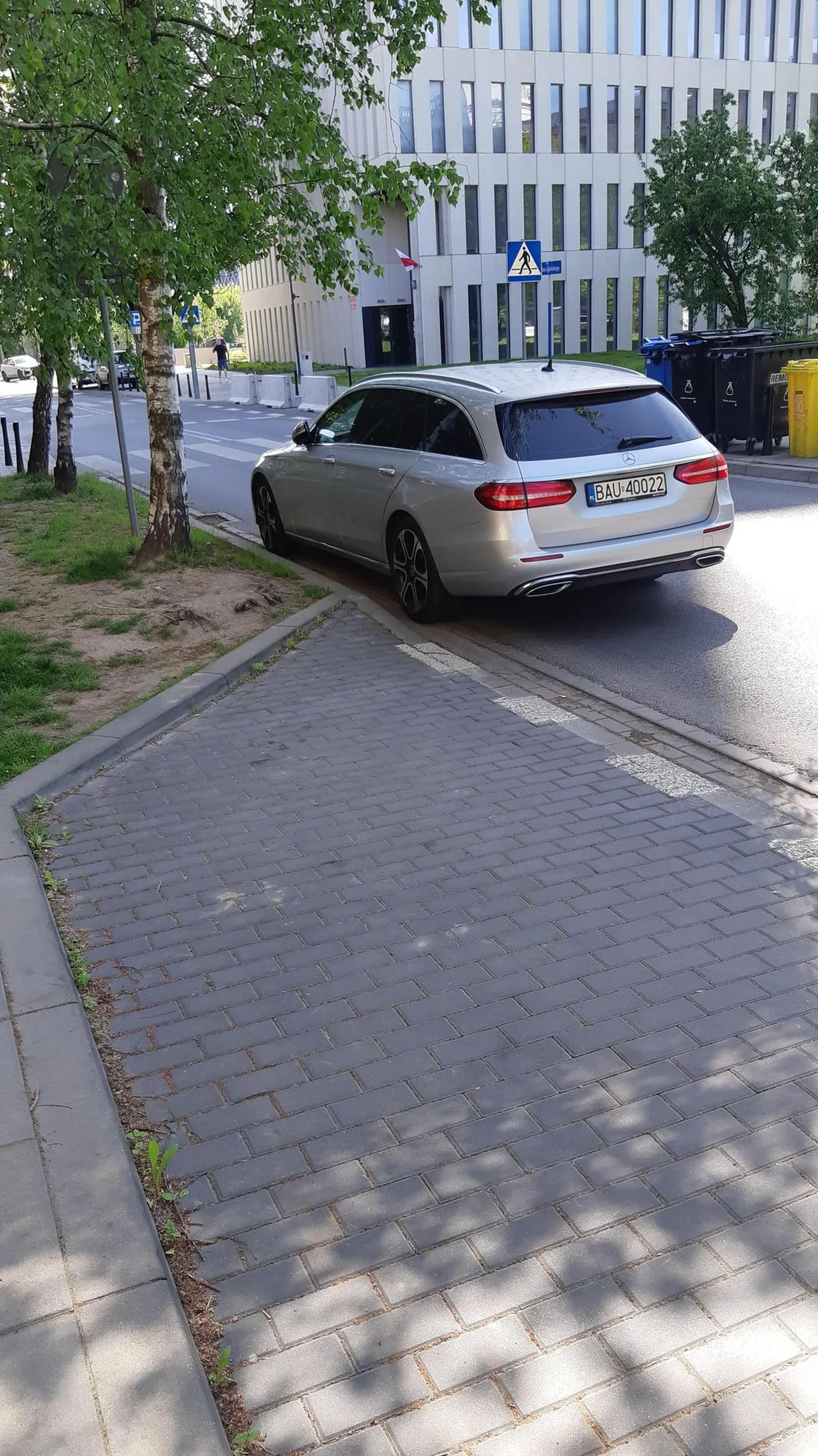 Pięknie zasłania przejscie dla pieszych Warszawa, 30.04