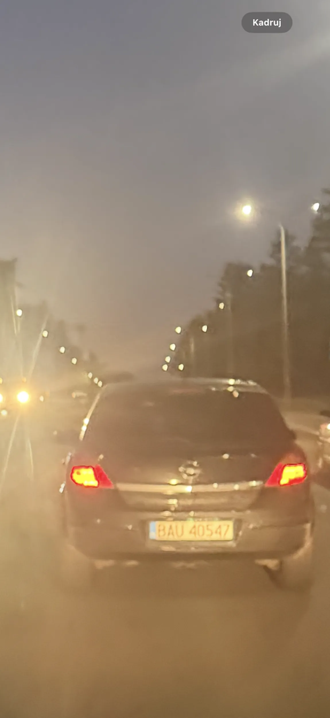 “mistrz” lewego pasa - widząc, że ktoś jedzie szybciej od Ciebie to należy zjechać na prawy. Za blokowanie lewego pasa są mandaty. No chyba, że prawo jazdy z chipsów to wszystko jasne