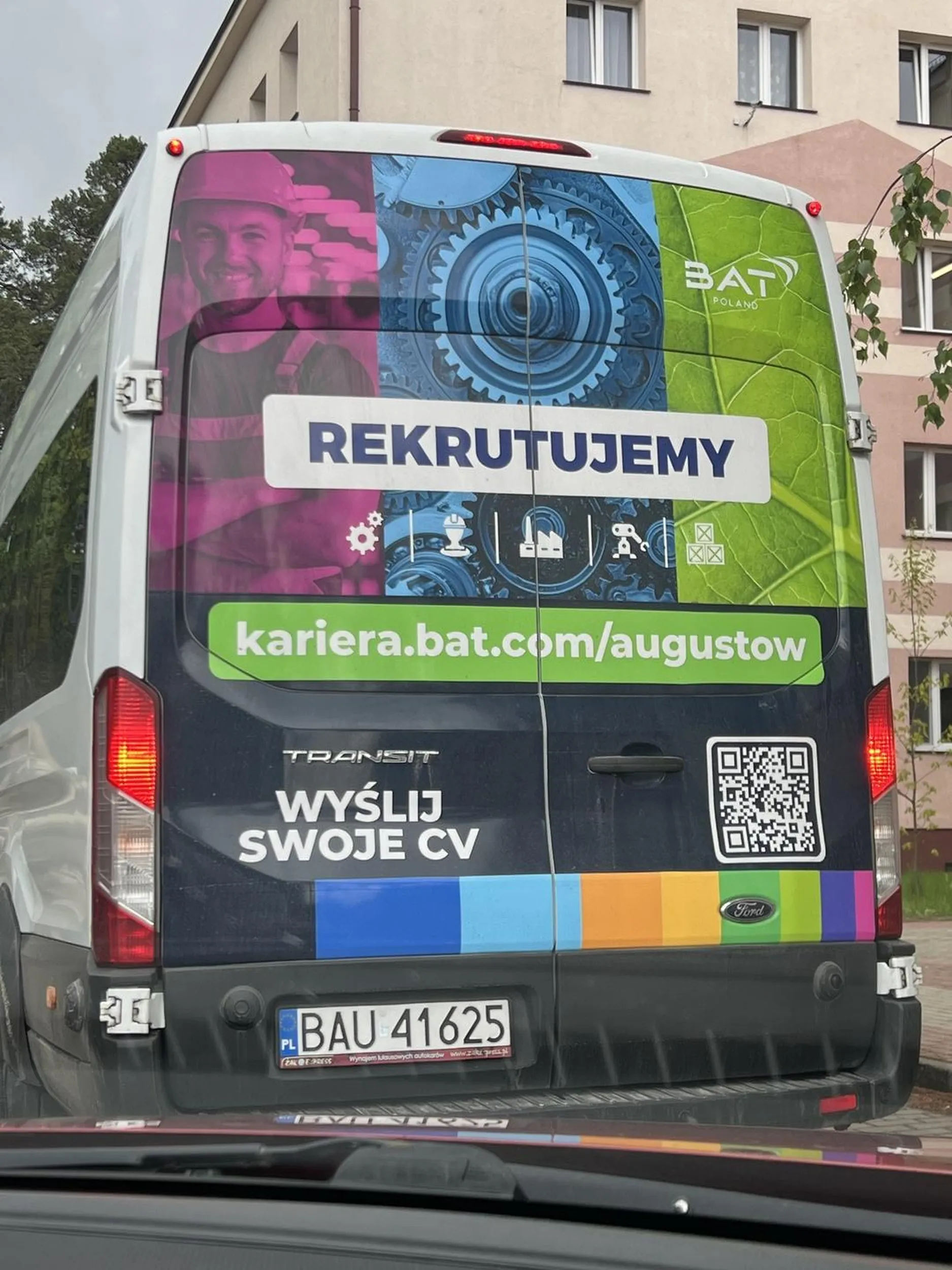 Kierowca staje w miejscu niedozwolonym oraz jest agresywny wobec ludzi. Jego jedynym wytłumaczeniem jest to, że czeka na dziecko.