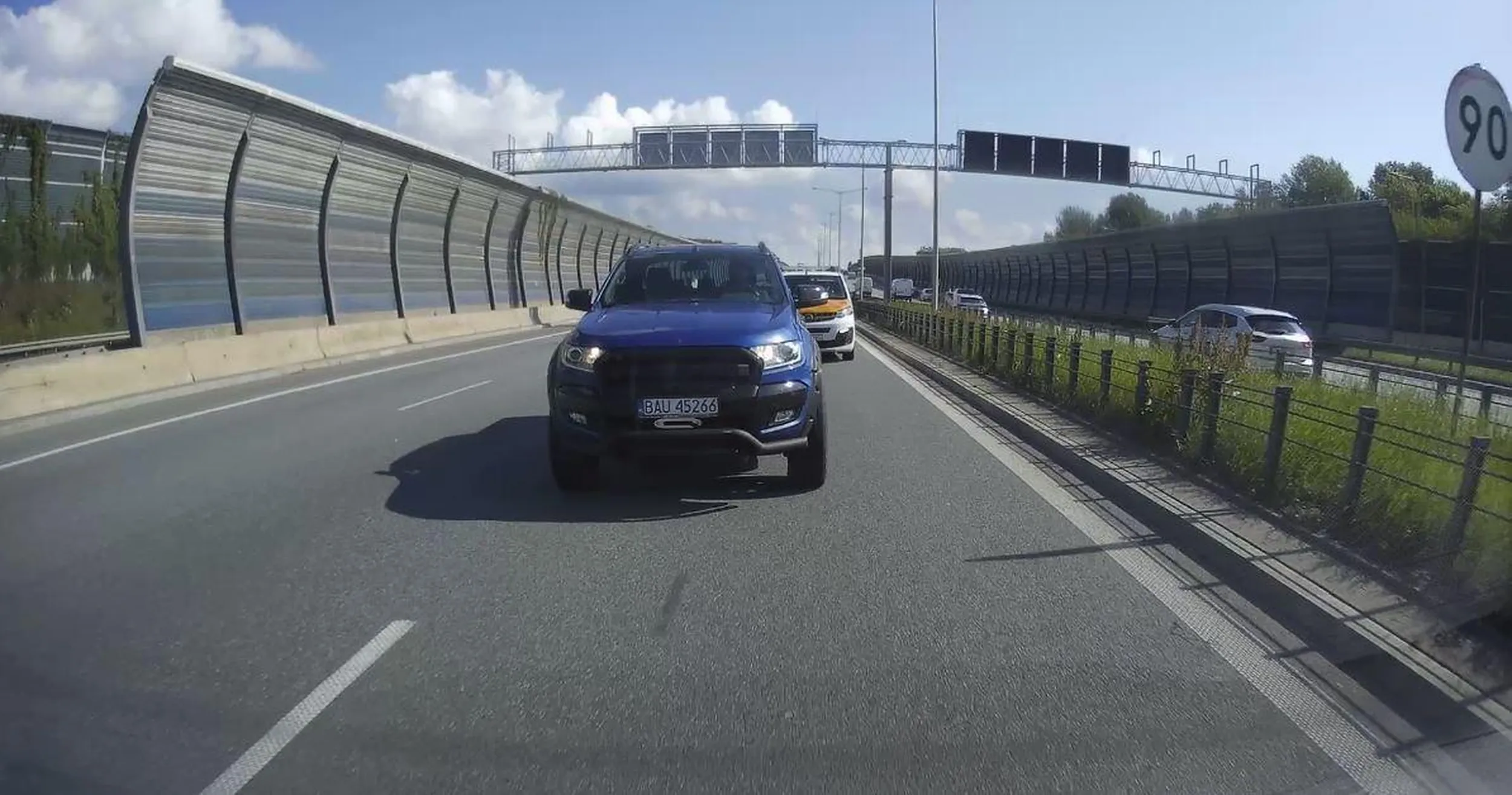 Jazda na zderzaku i wymuszanie pierwszeństwa na drodze ekspresowej. Gratuluję wyobraźni.