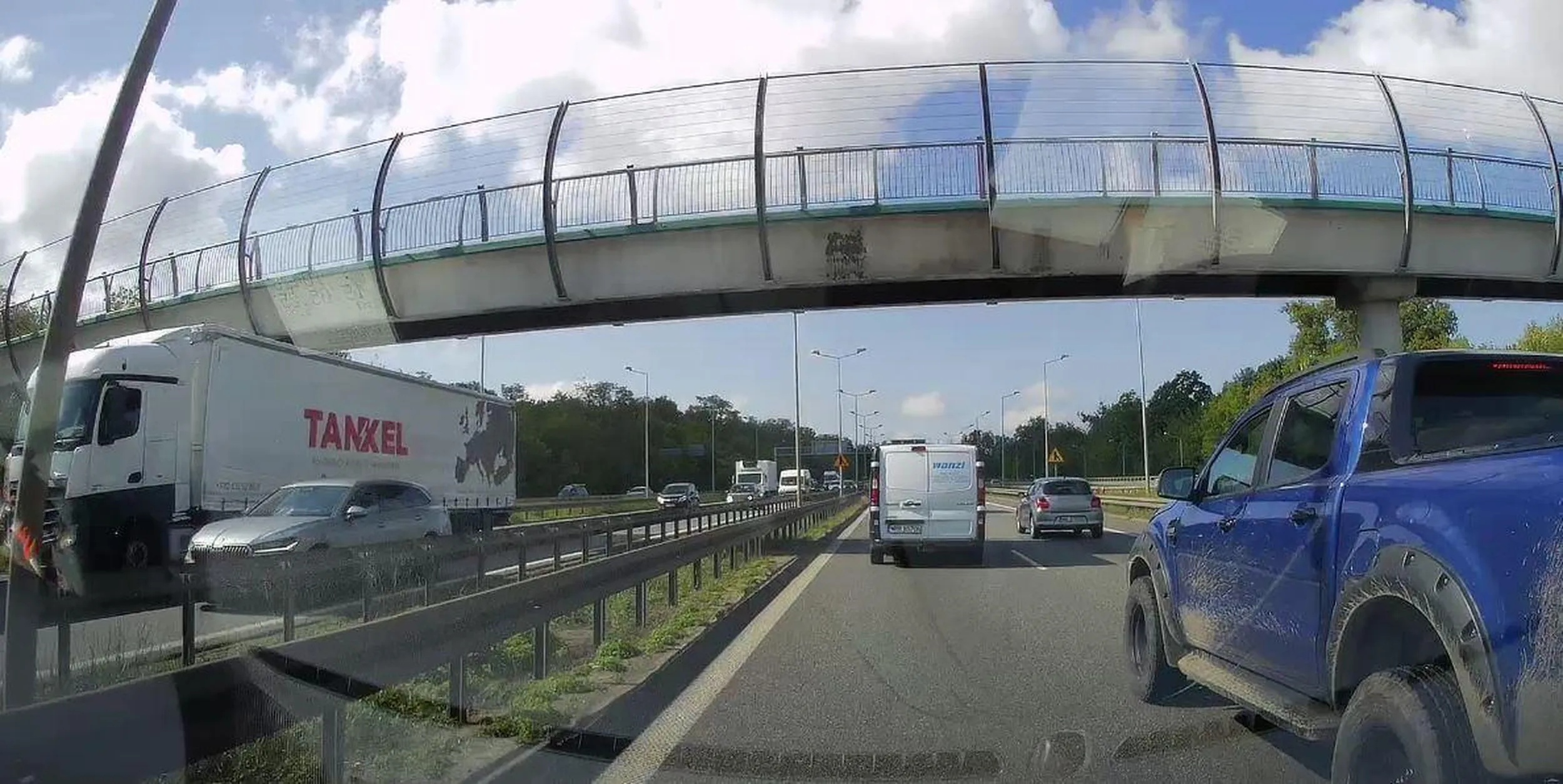 Jazda na zderzaku i wymuszanie pierwszeństwa na drodze ekspresowej. Gratuluję wyobraźni.