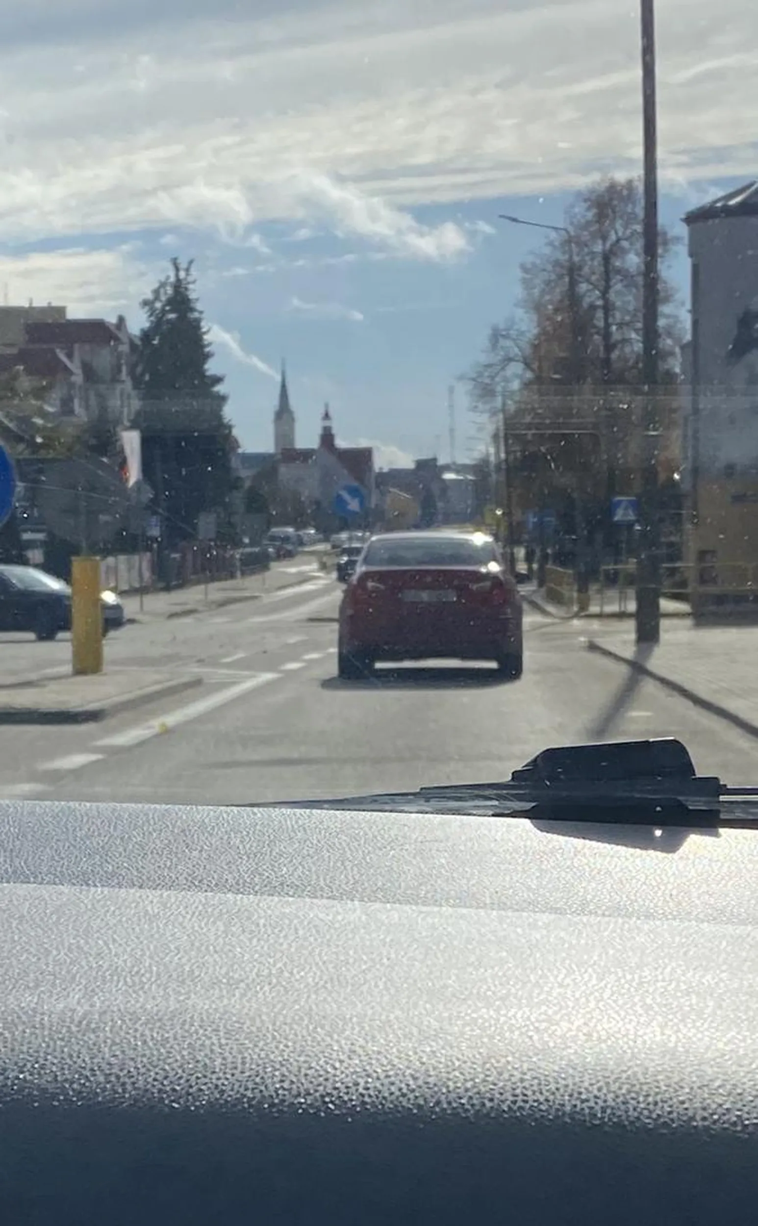 Kutas z czerwonego BMW - chcieliśmy go wyprzedzić, zaczął agresywnie przyspieszać. Na szczęście nic z naprzeciwka nie jechało, jakoś się udało jebańca wyprzedzić. Potem on nas wyprzedza, hamuje i wysiada z auta. Agresja sama w sobie. Niezrównoważony psychicznie człowiek nadający się do stałego pobytu na oddziale psychiatrycznym.