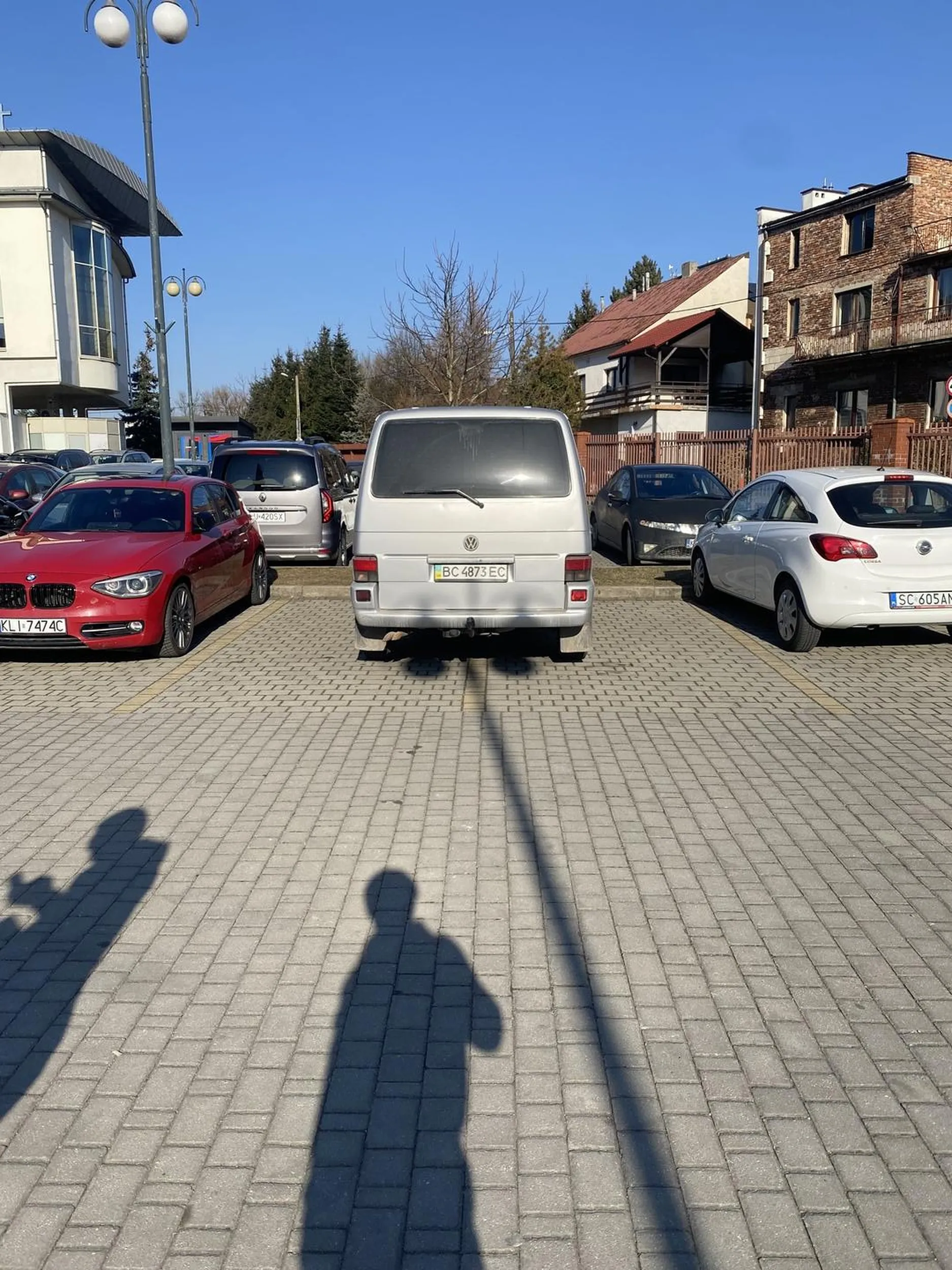 Bez przesady no ten van nie jest az tak szeroki żeby dwa miejsca zająć xdd i to jeszcze na świętej ziemii